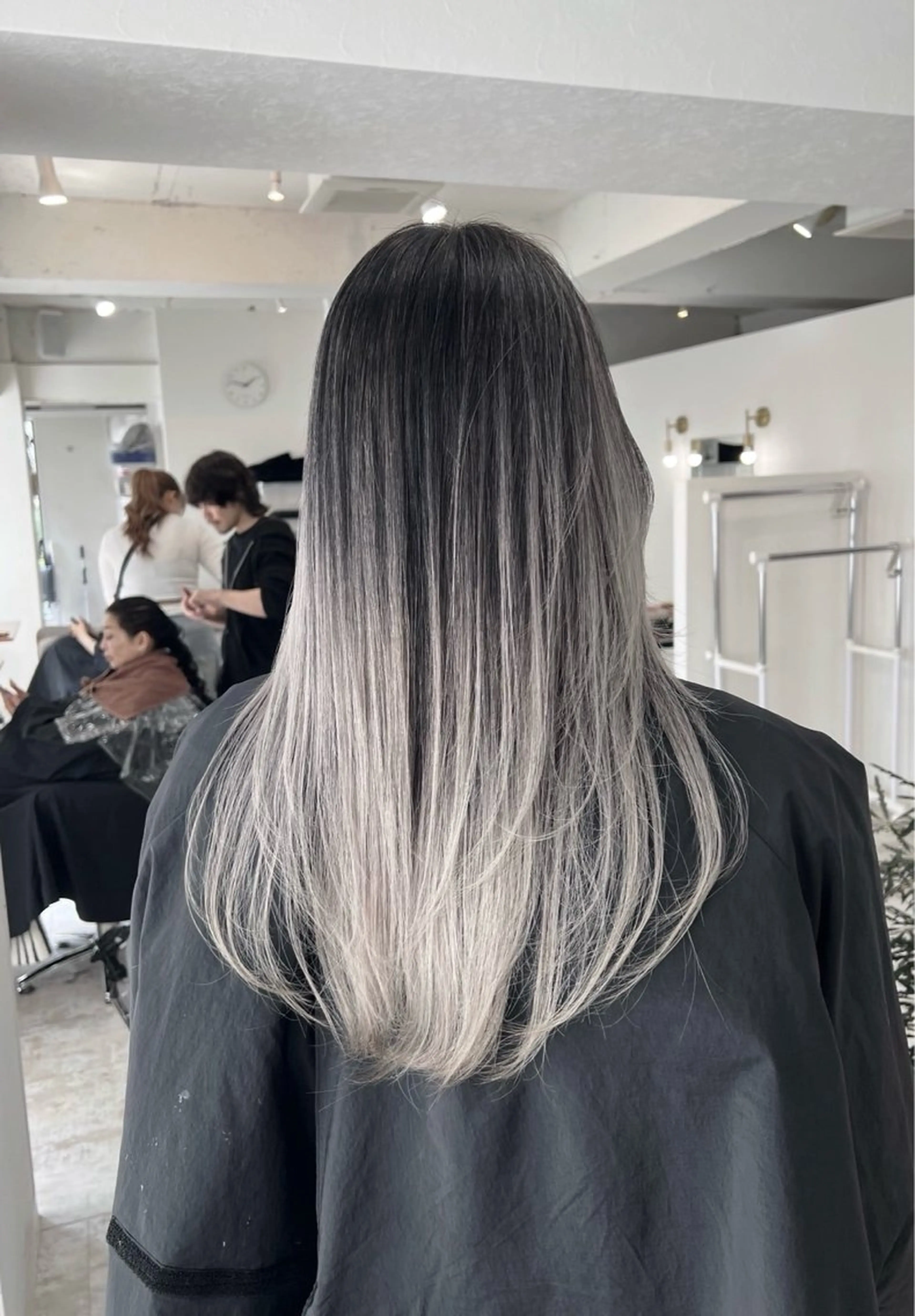 ロング カラー バレイヤージュ シルバー ホワイトシルバー レイヤーカット ヘアカラー トリートメント ROBIN所属・指名数No.1 /NAOYAのヘアスタイル