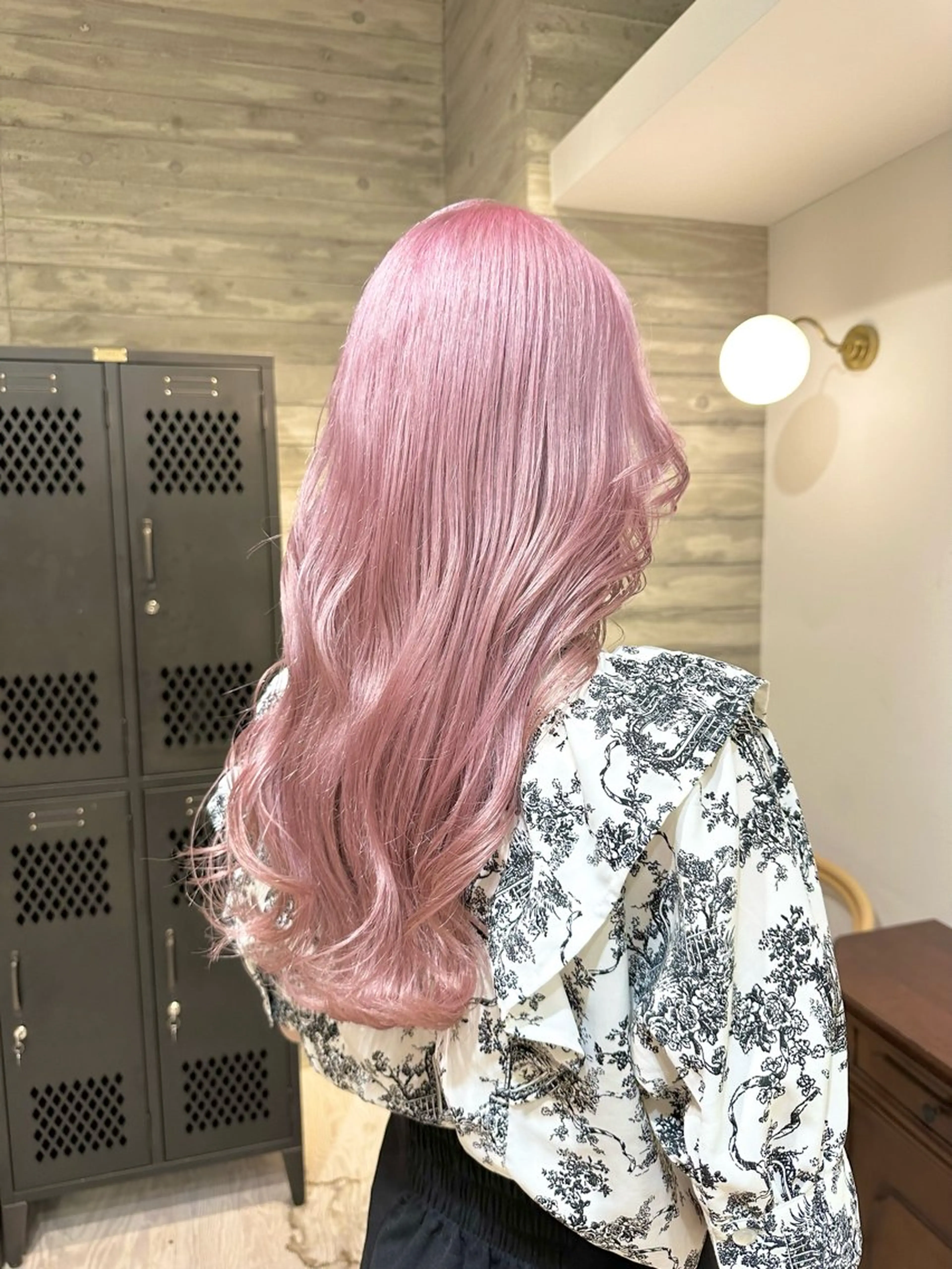 ロング カラー ハイトーンカラー ヘアカラー トリートメント kai .のヘアスタイル