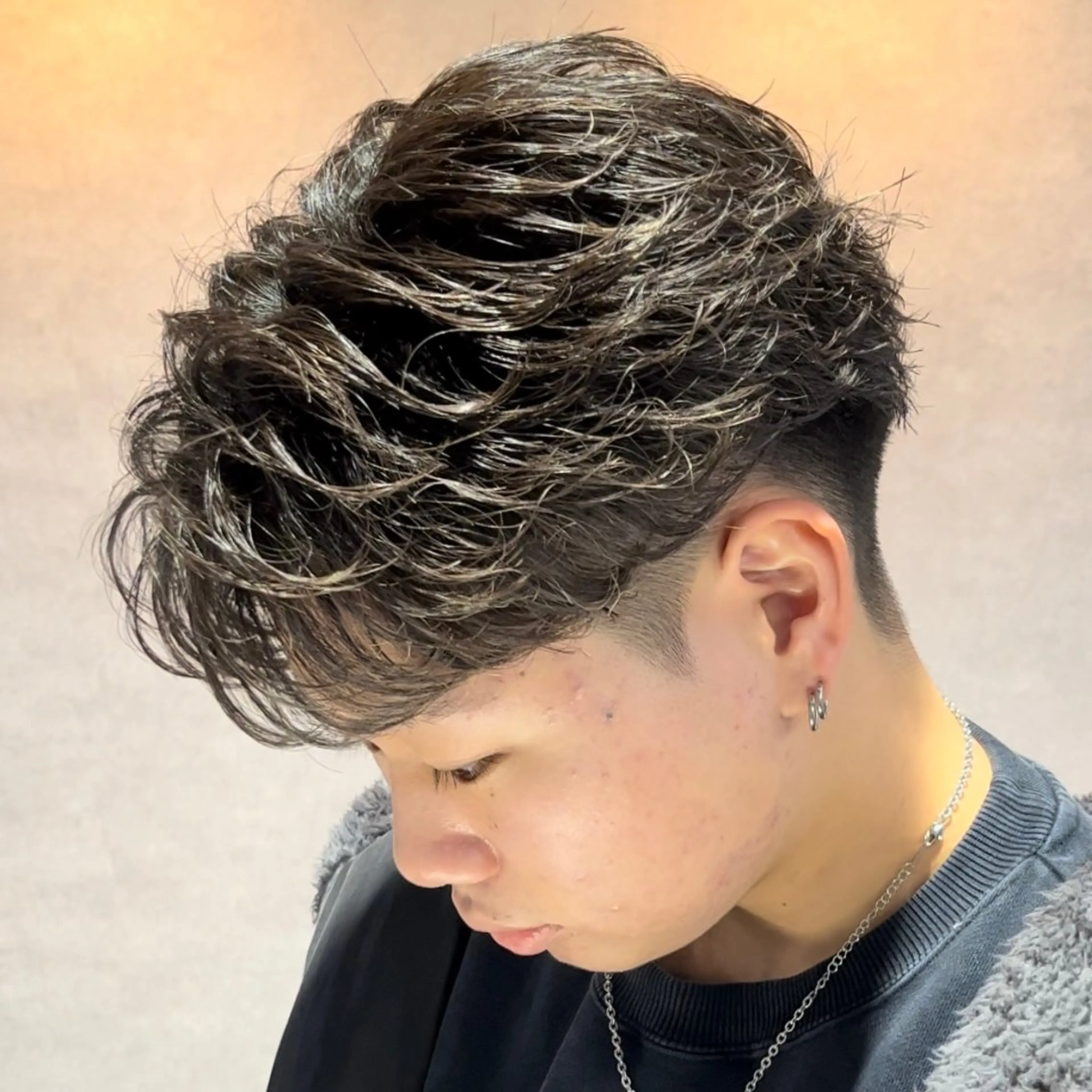 ショート カラー パーマ メンズ センターパート ニュアンスパーマ カット パーマ センターパート マスターかずまのヘアスタイル