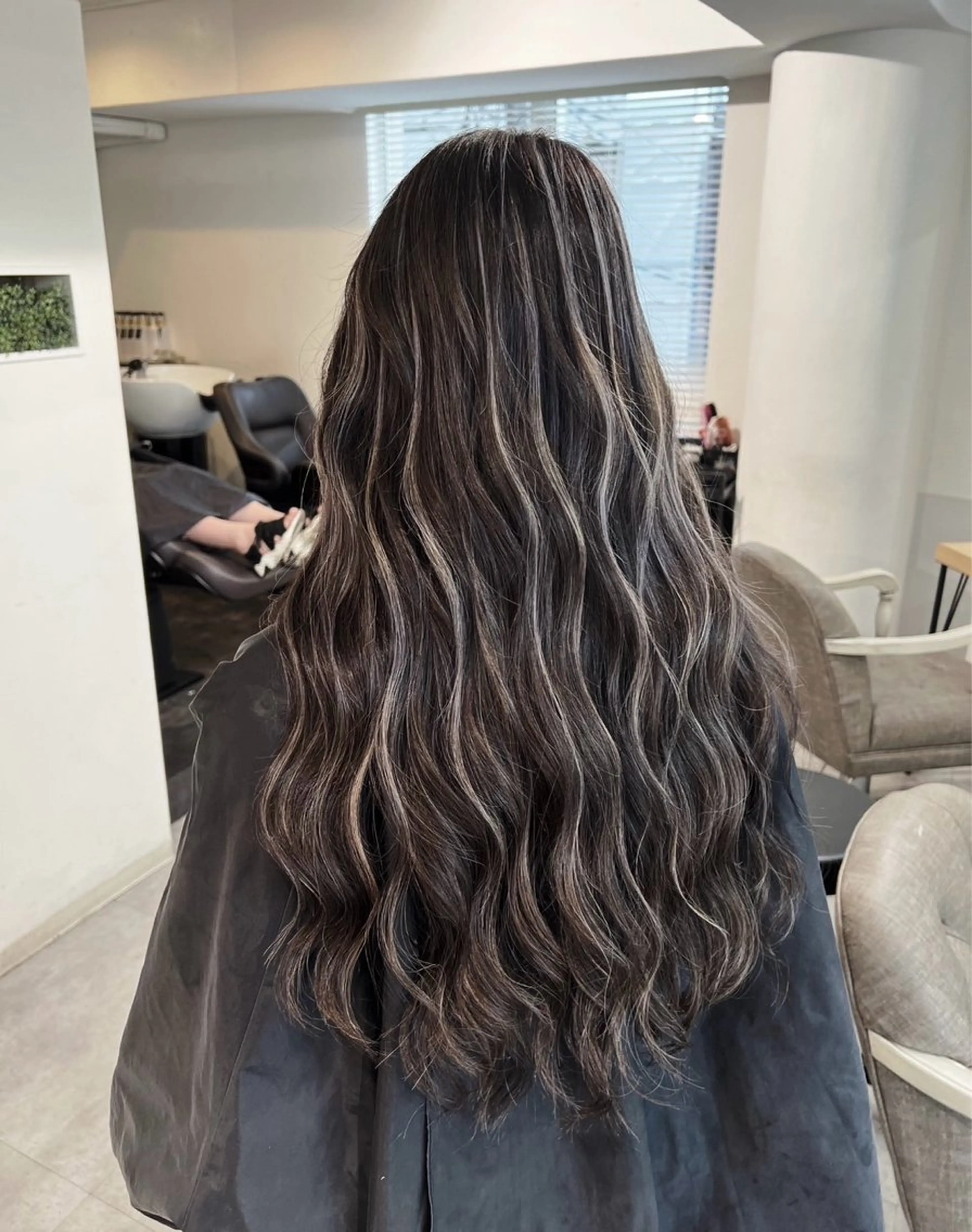 ロング カラー ダークグレー ダークグレージュ グレージュ ハイライトカラー ハイライト ヘアカラー トリートメント ROBIN所属・指名数No.1 /NAOYAのヘアスタイル