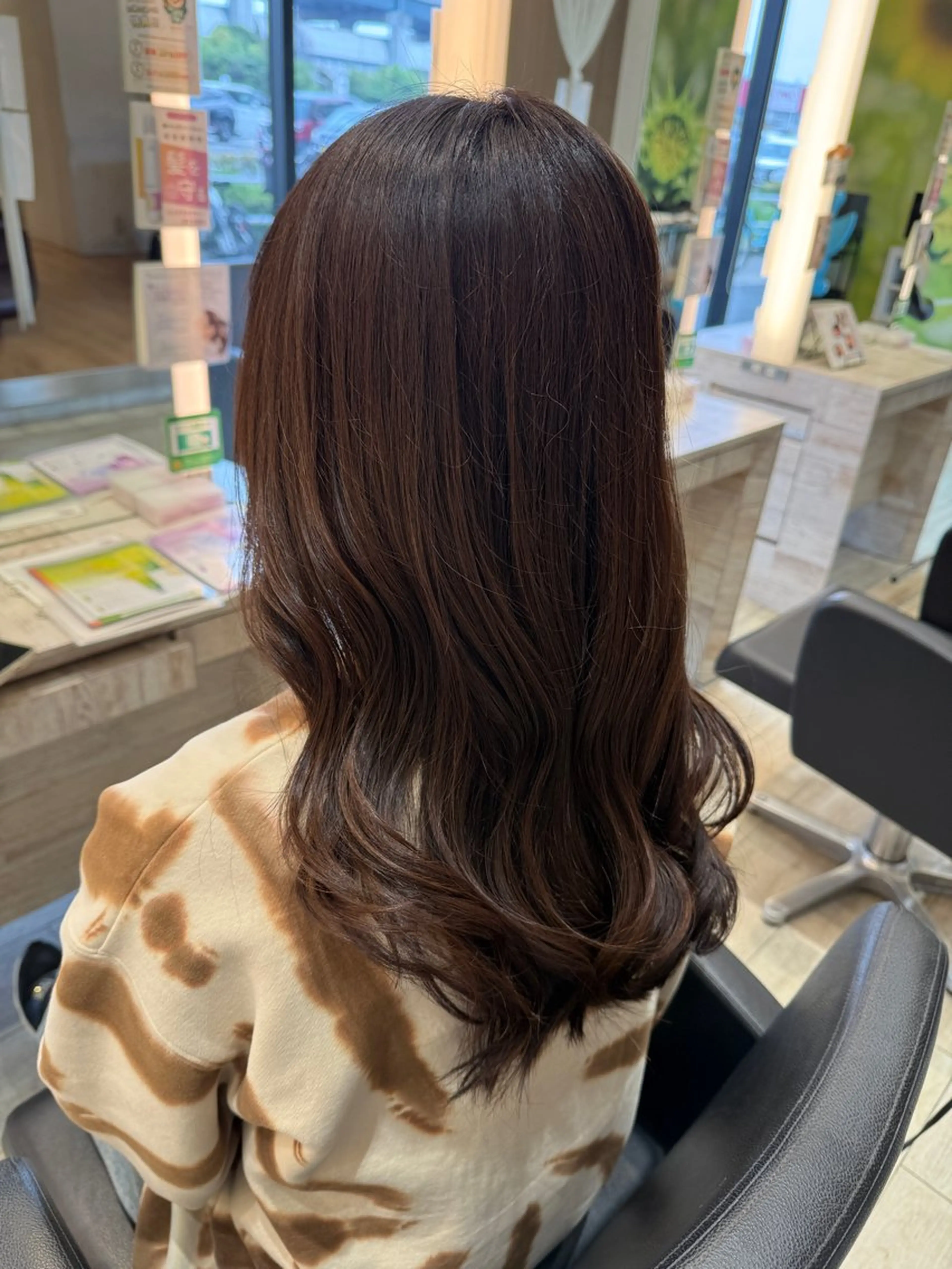 セミロング カット ヘアカラー NYNY四條畷 嶌野衣純のヘアスタイル