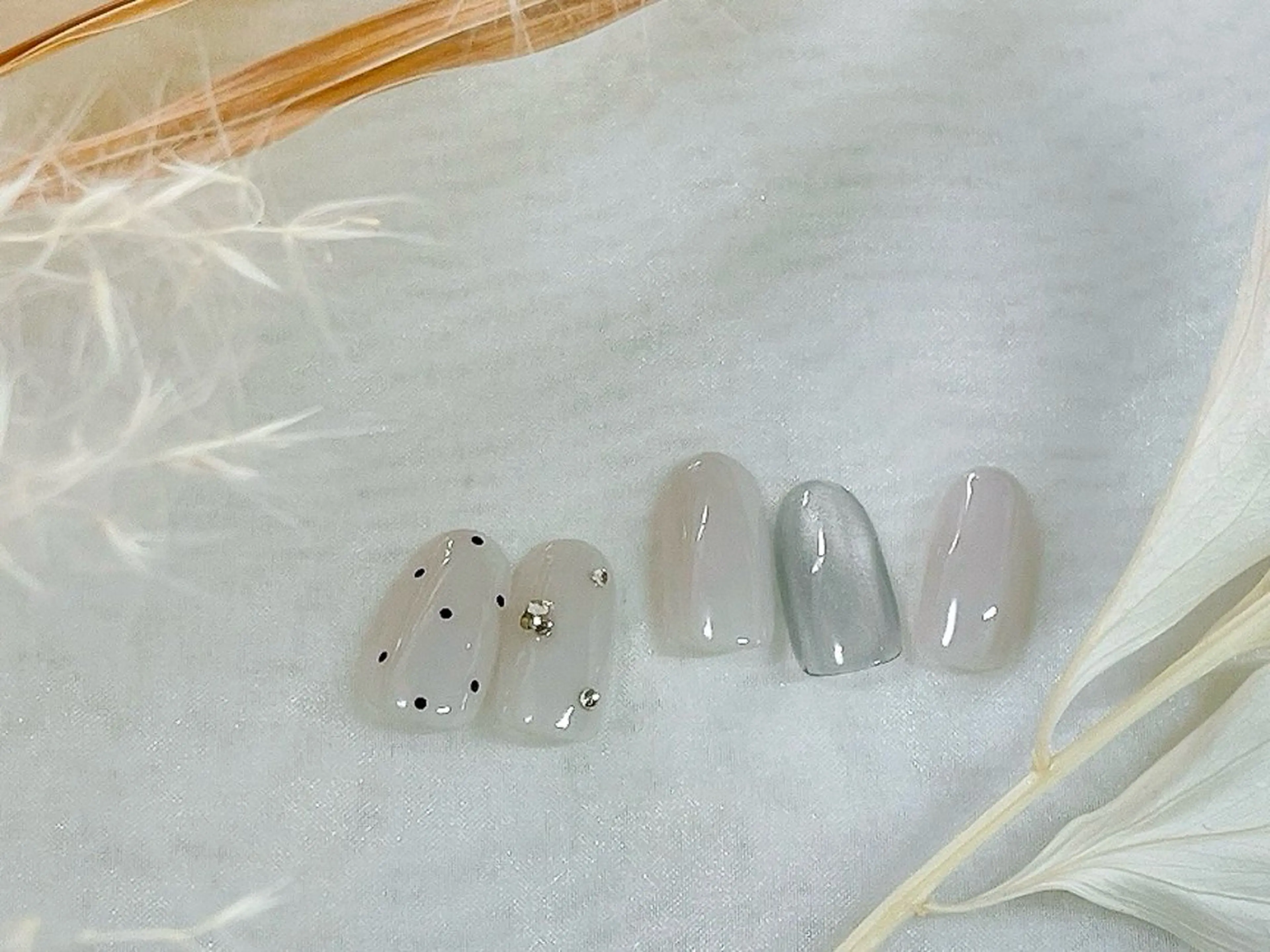 ネイル オーロラネイル ドット フットネイル フレンチネイル ジェルネイル mogunail &blowのネイルデザイン