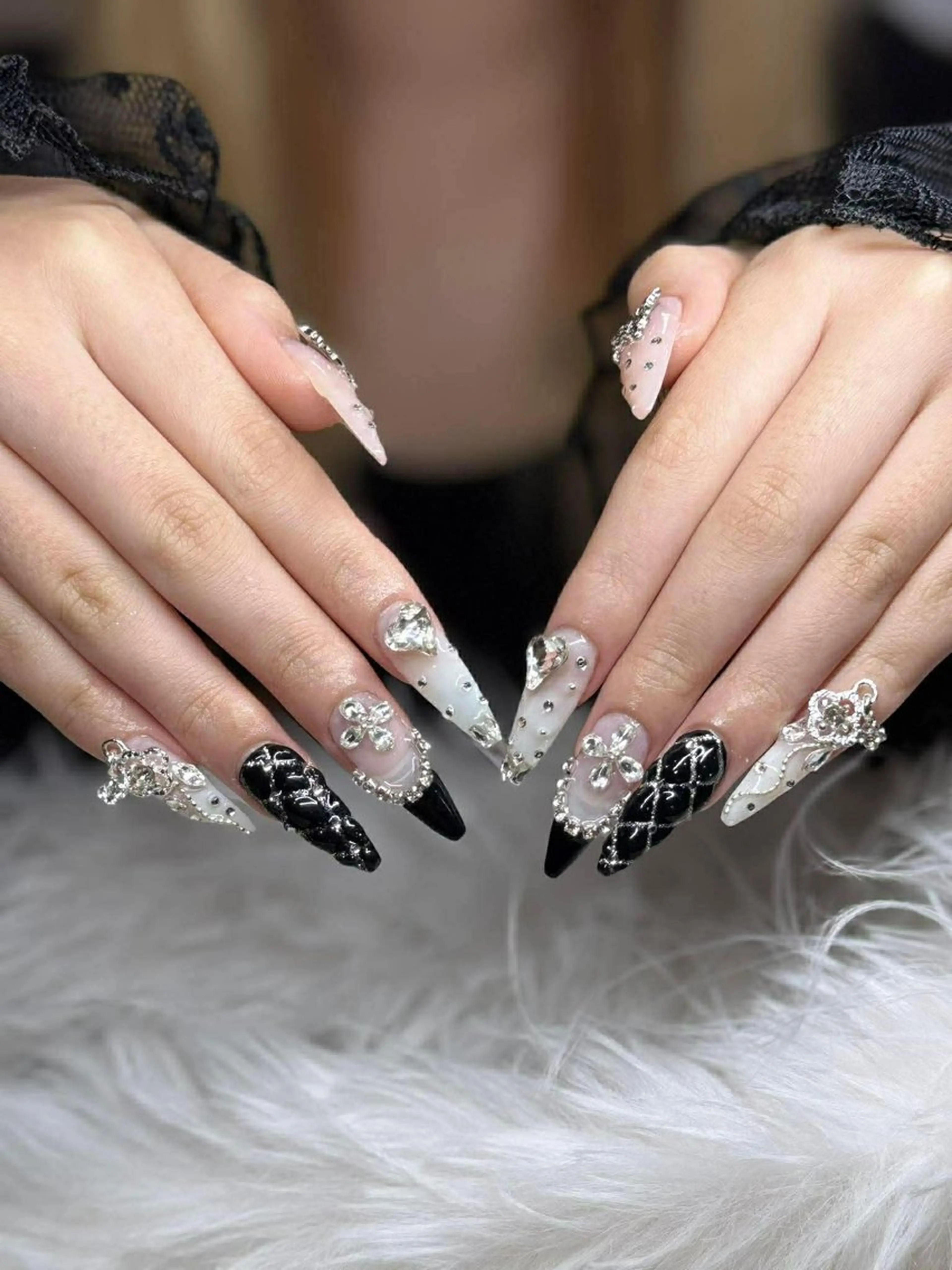 こちらのコースは、パーツが多いデザインや複雑なアート、技術時間が長くなるネイルをご希望の方におすすめです。の写真