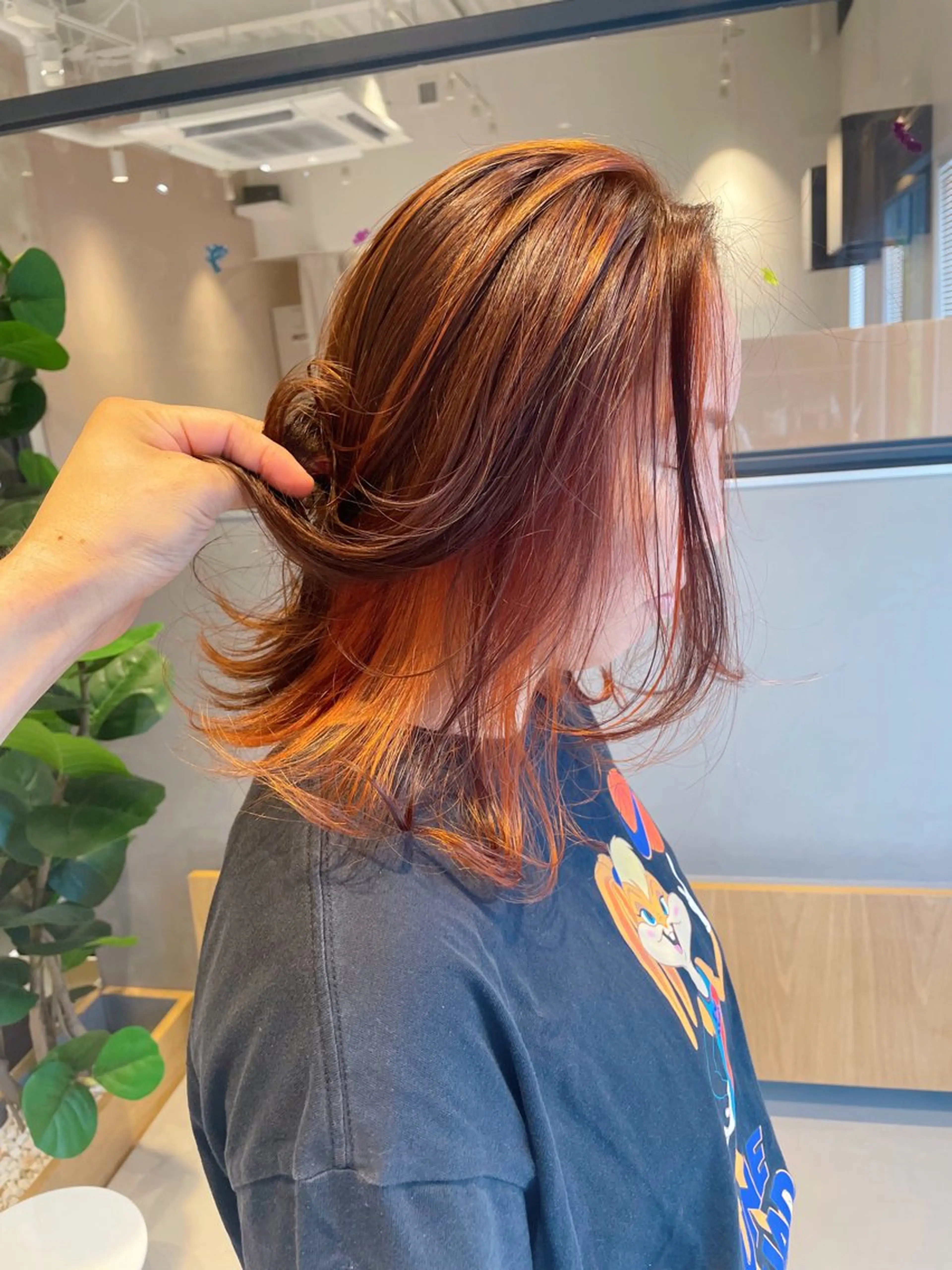 セミロング カラー ブリーチ 透明感カラー インナーカラー オレンジ カット ヘアカラー トリートメント Le rond吹田店のヘアスタイル