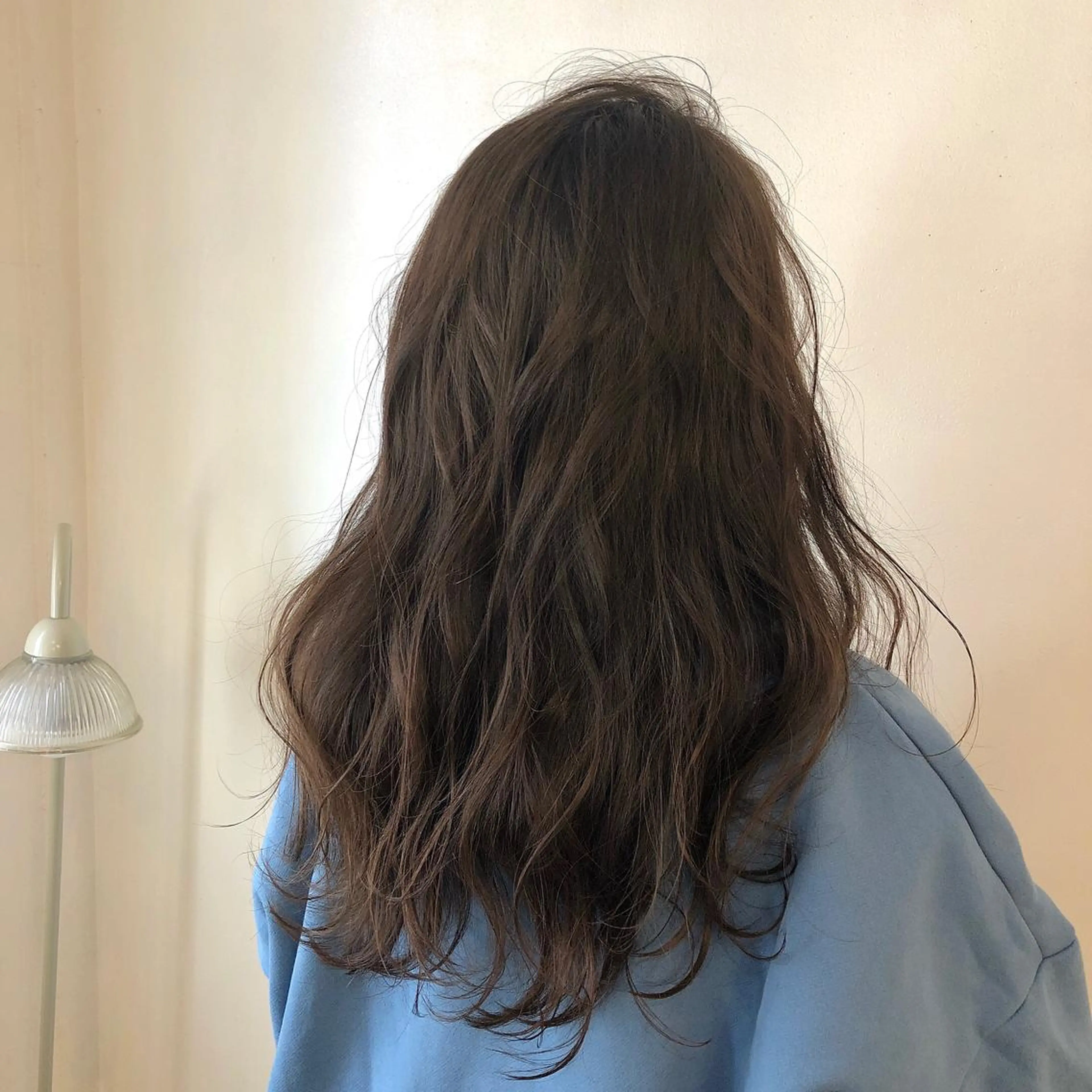 ロング カラー アッシュ ベージュカラー 卒業式のヘアスタイル ヘアカラー トリートメント h a k u 大倉 卓人のヘアスタイル