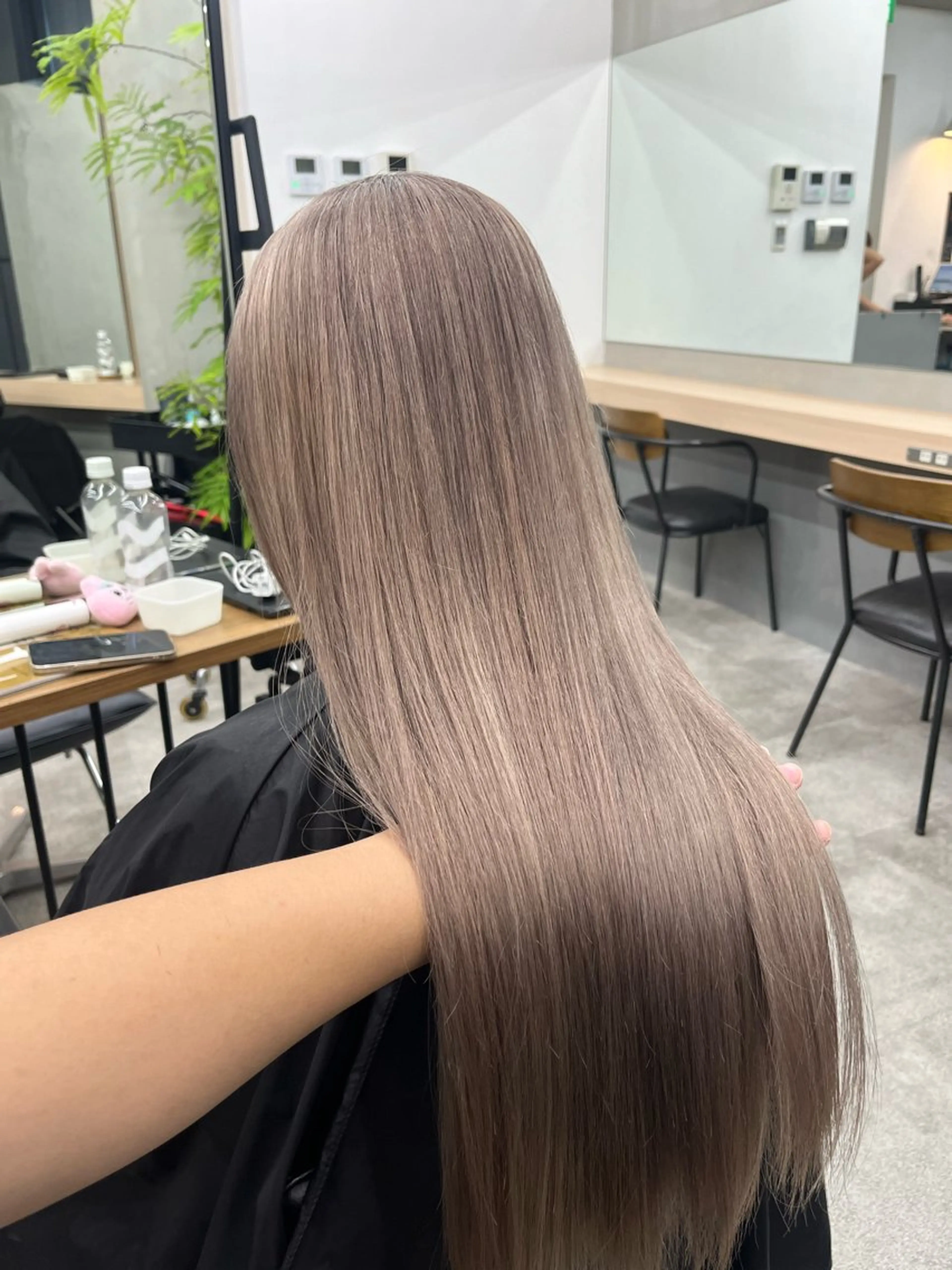 ロング カラー イツク ⚡️ ルーツ/ハイトーンのヘアスタイル