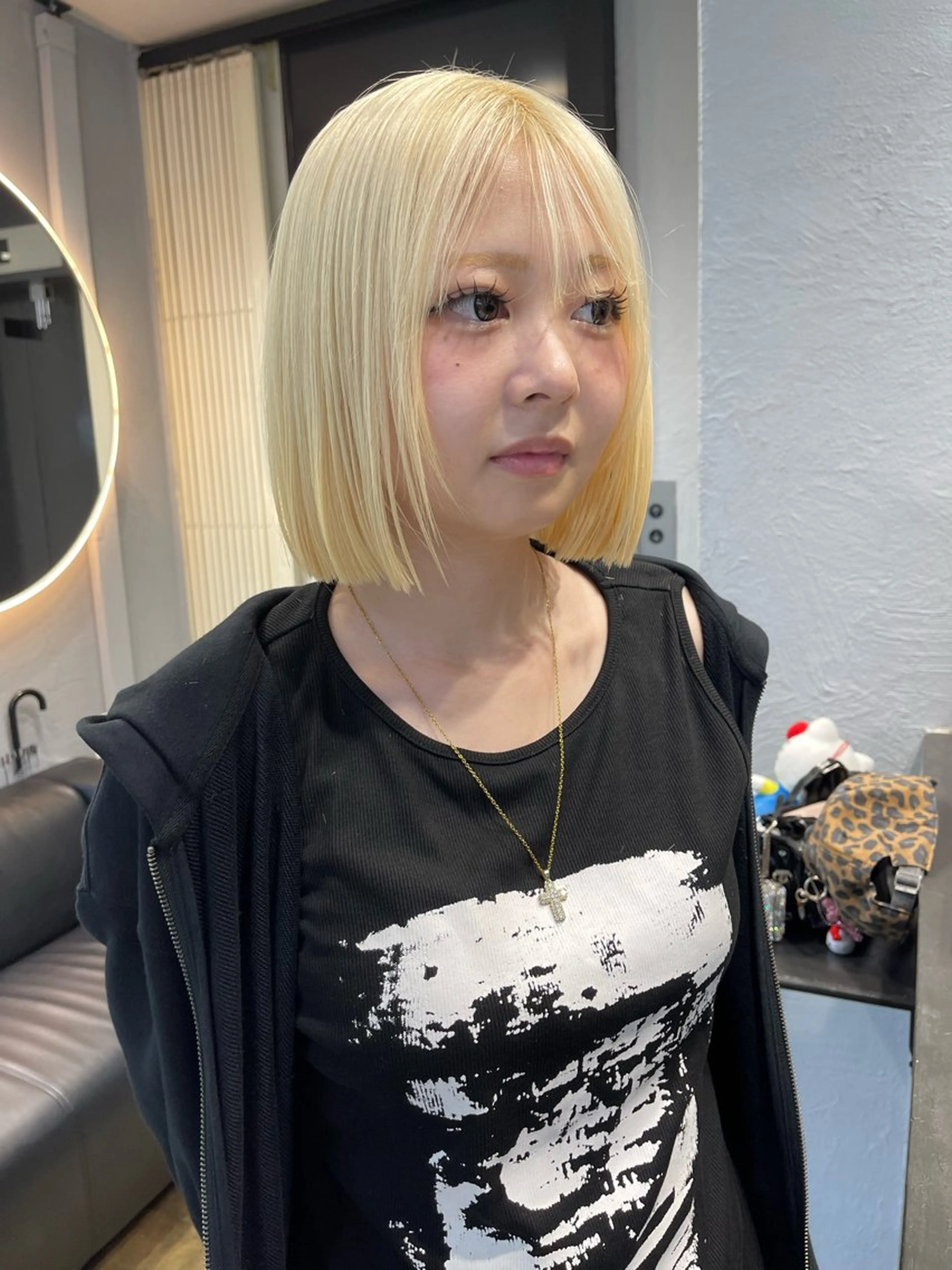 ショート カラー ベージュカラー ブリーチ ブロンド ケアブリーチ デザインカラー ヘアカラー トリートメント TATSUブリーチ/ ミルクティーベージュのヘアスタイル