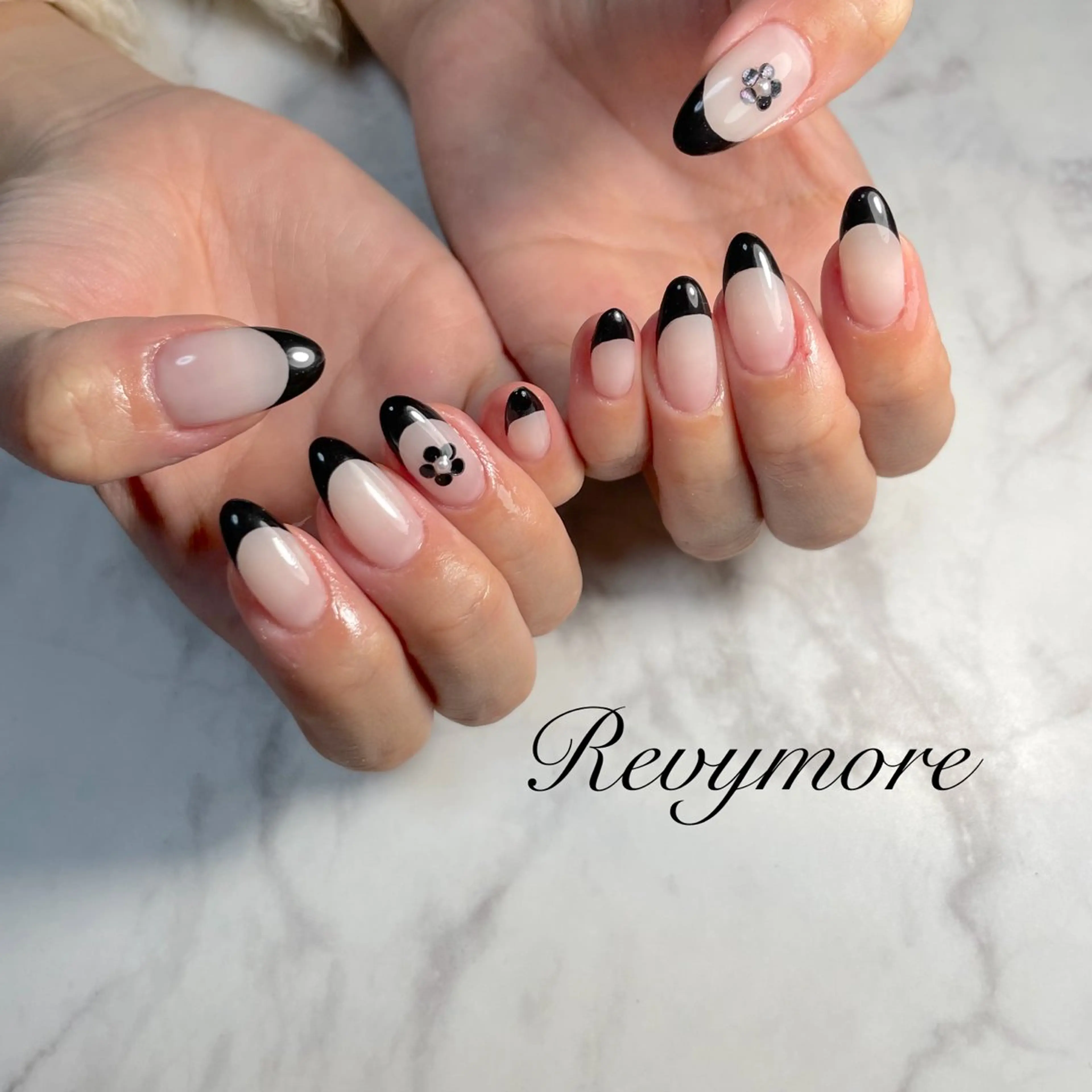 ネイル フラワーネイル フレンチネイル ジェルネイル キラキラネイル 韓国ネイル nail salon Revymore所属・nail salon Revymoreのネイルデザイン