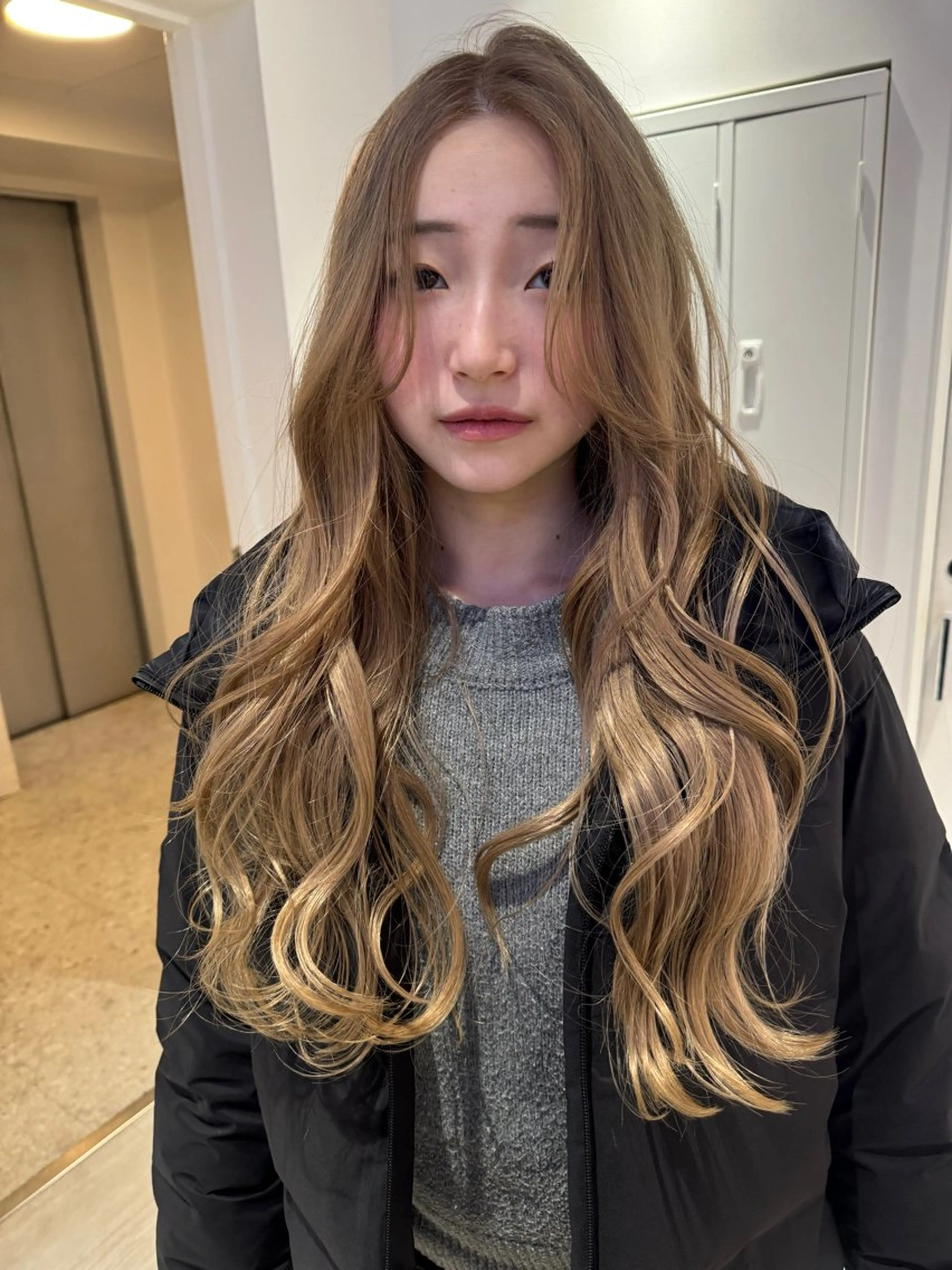 ロング カラー ベージュカラー ブリーチ ミルクティーベージュ カット ヘアカラー トリートメント Ami/艶カラー/ レイヤー/ハイトーンのヘアスタイル