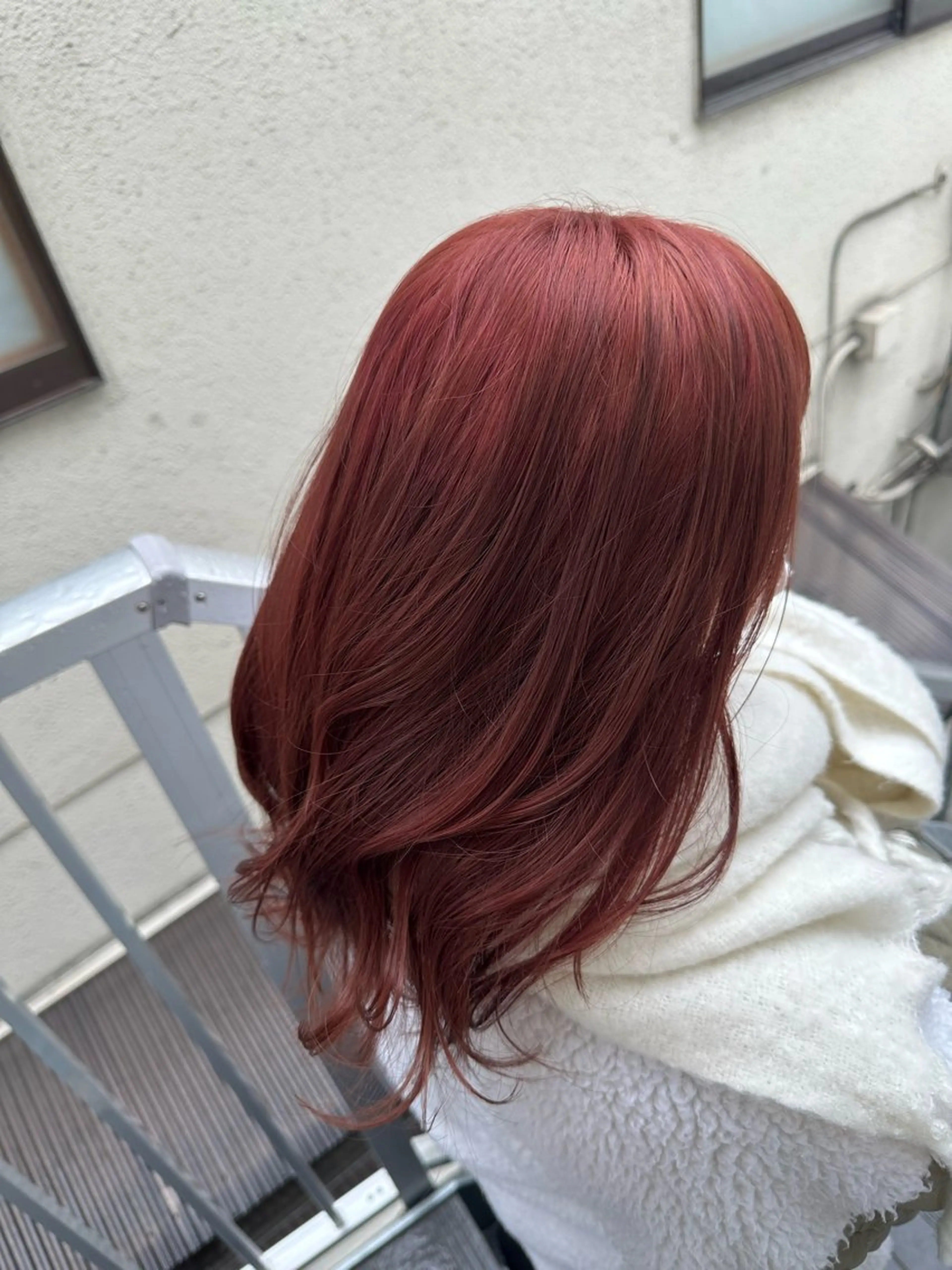 セミロング カラー ブリーチ レッドカラー 松本 莉央のヘアスタイル