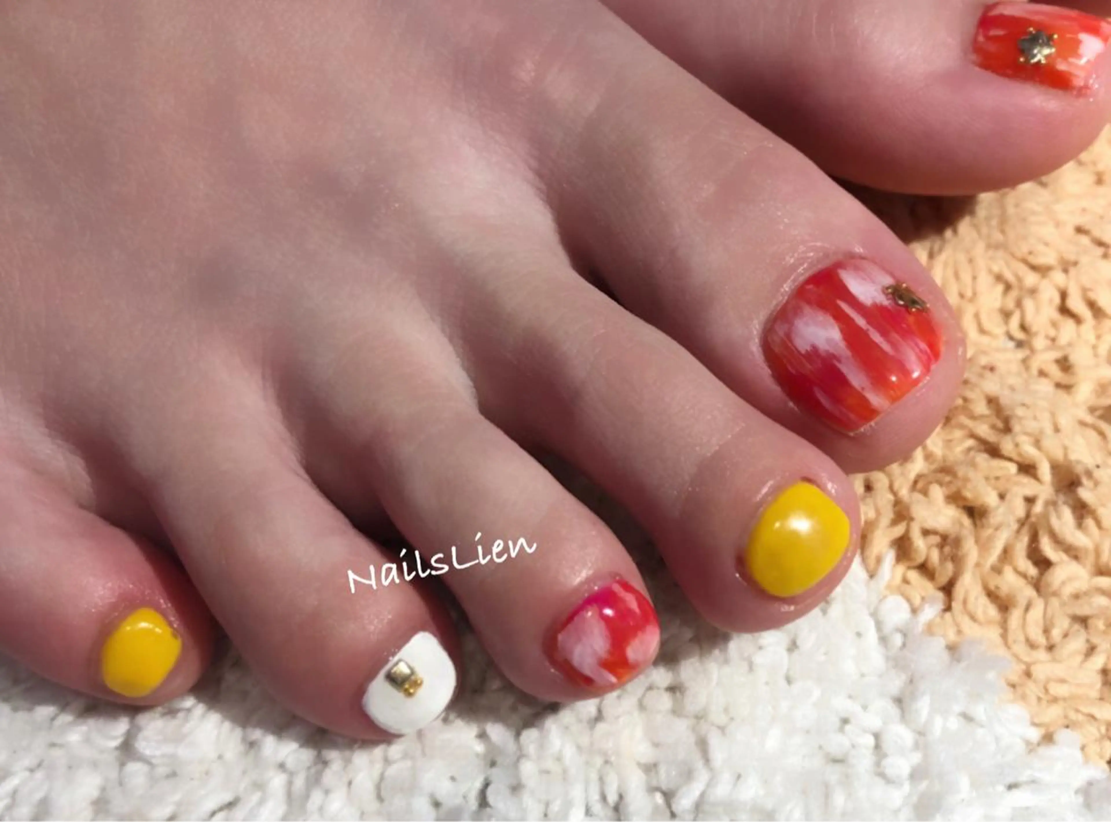 ネイル フットネイル ジェルネイル ワンカラーネイル オレンジ 夏ネイル studio e n / RiNのネイルデザイン