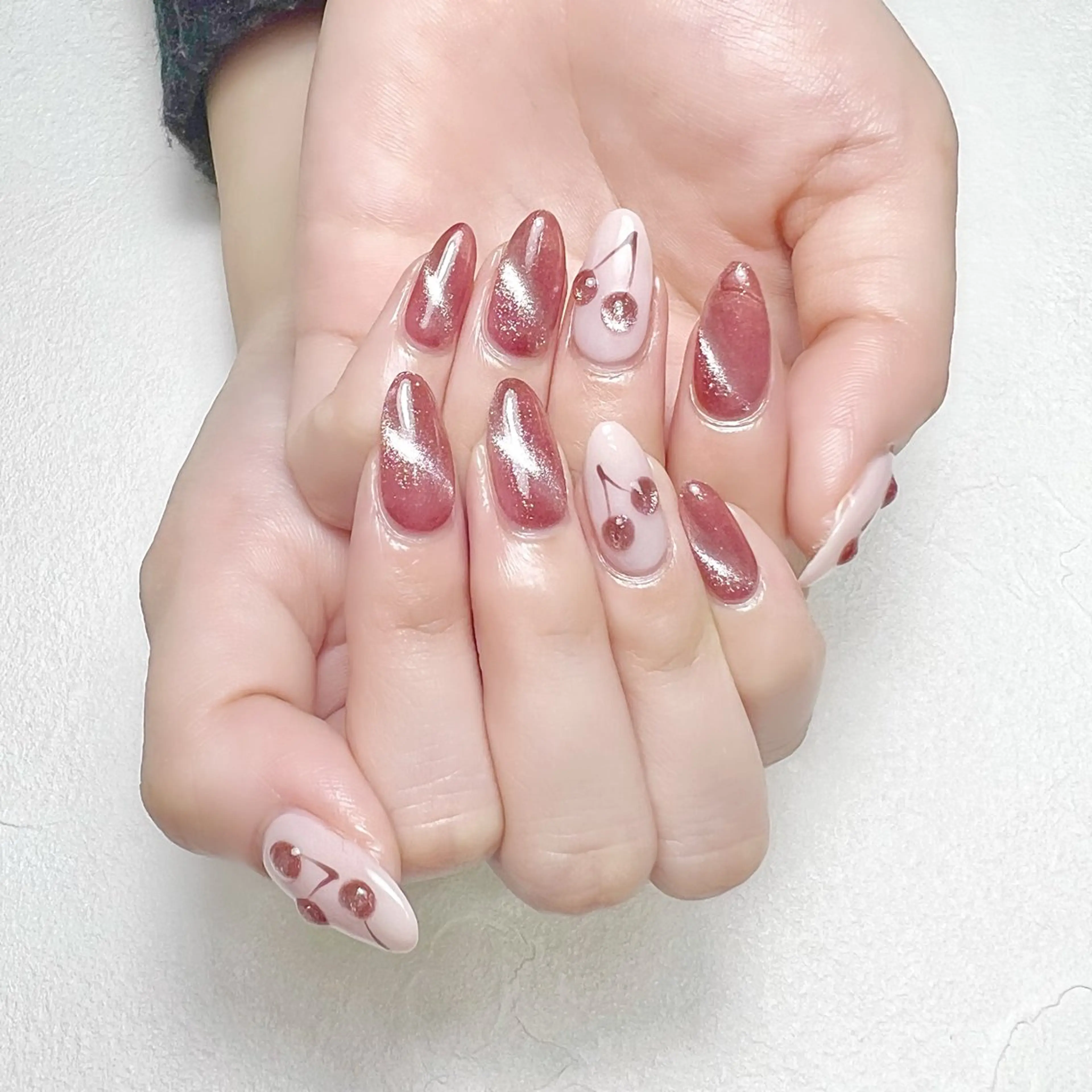 ネイル マグネットネイル 赤色 rouse nail RISATOのネイルデザイン