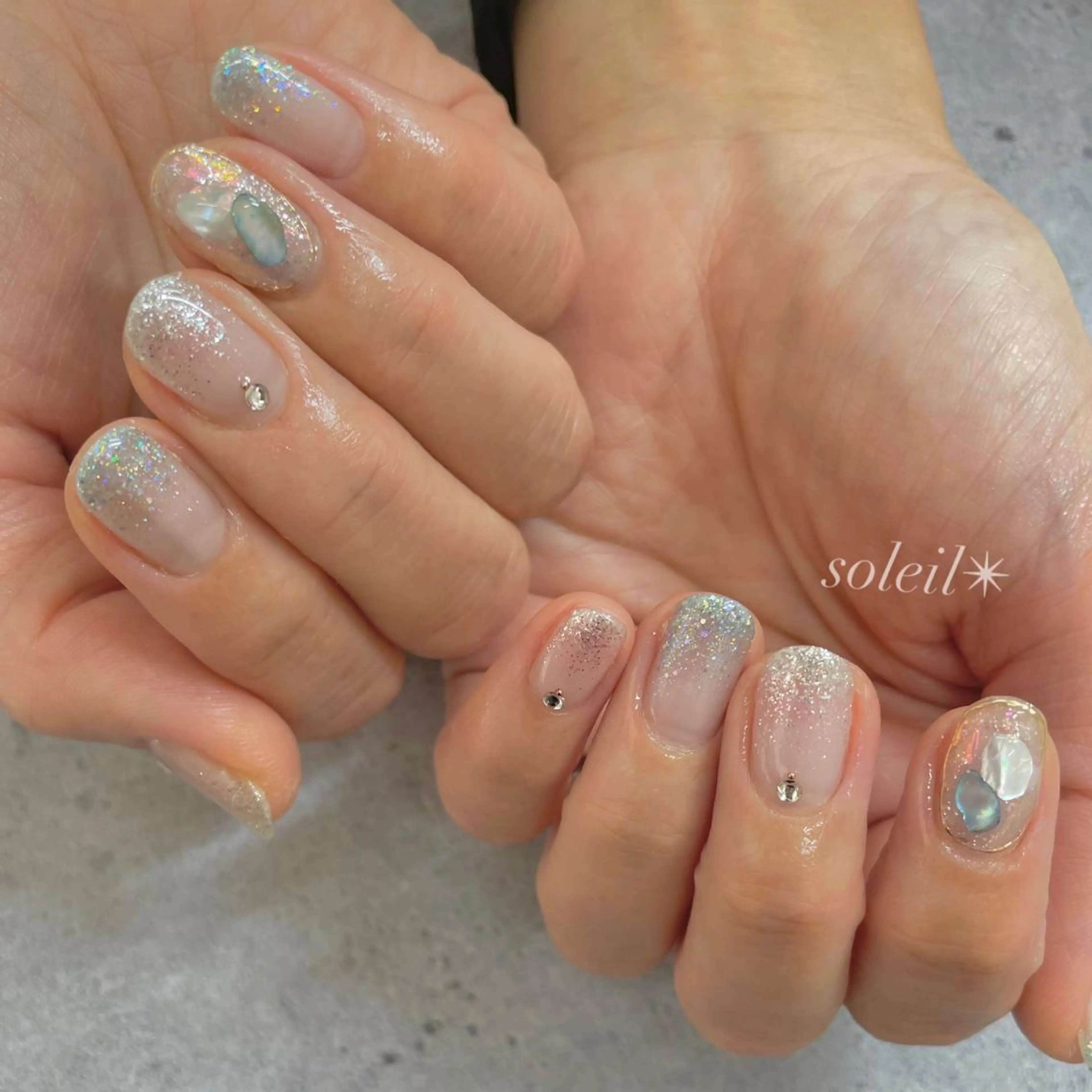 ネイル オーロラネイル フラッシュネイル ジェルネイル ラメ(グリッター) ラメグラデーション 粟津 美紀のネイルデザイン