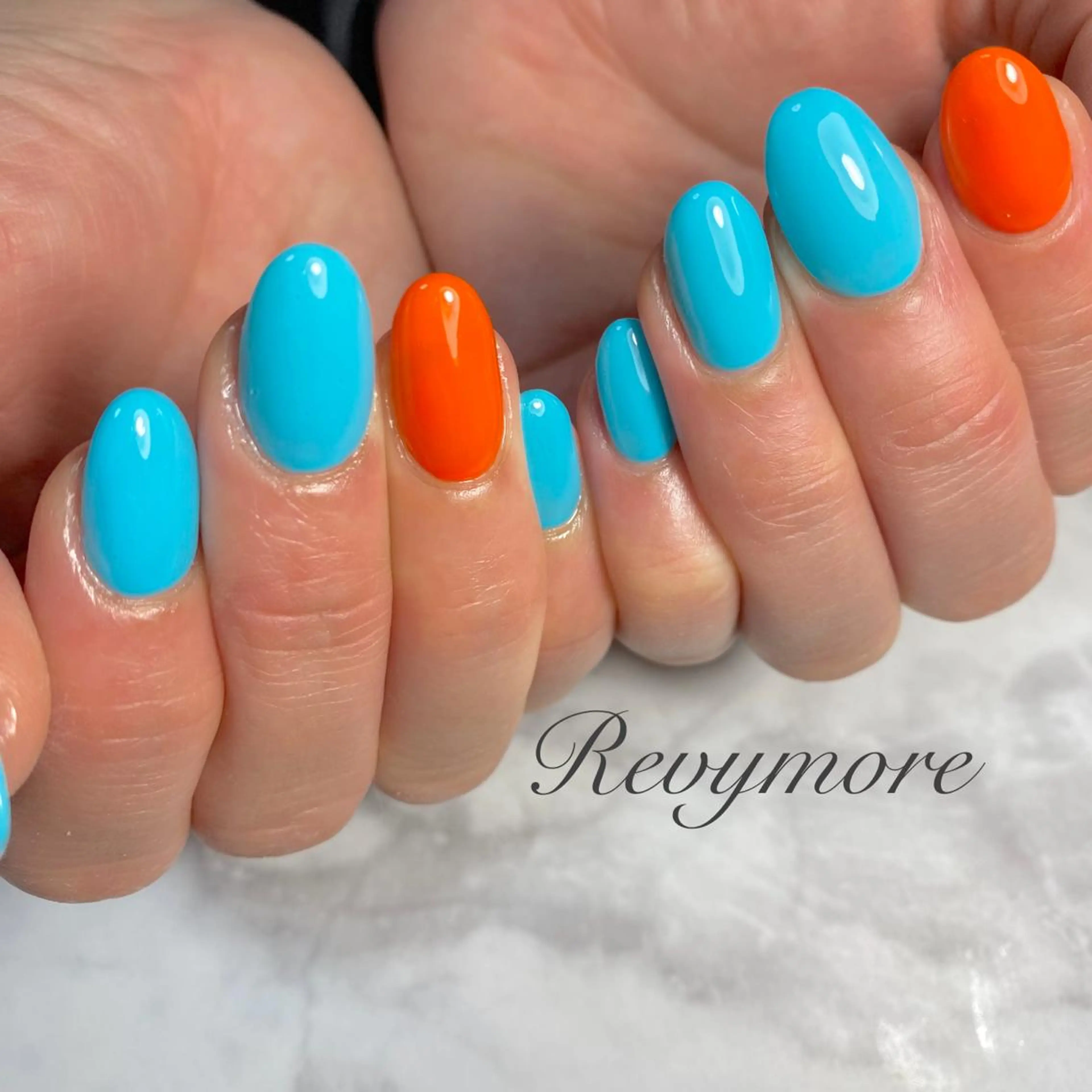 ミディアム ネイル 韓国風ヘア ジェルネイル キラキラネイル 韓国ネイル 水色 nail salon Revymoreのネイルデザイン