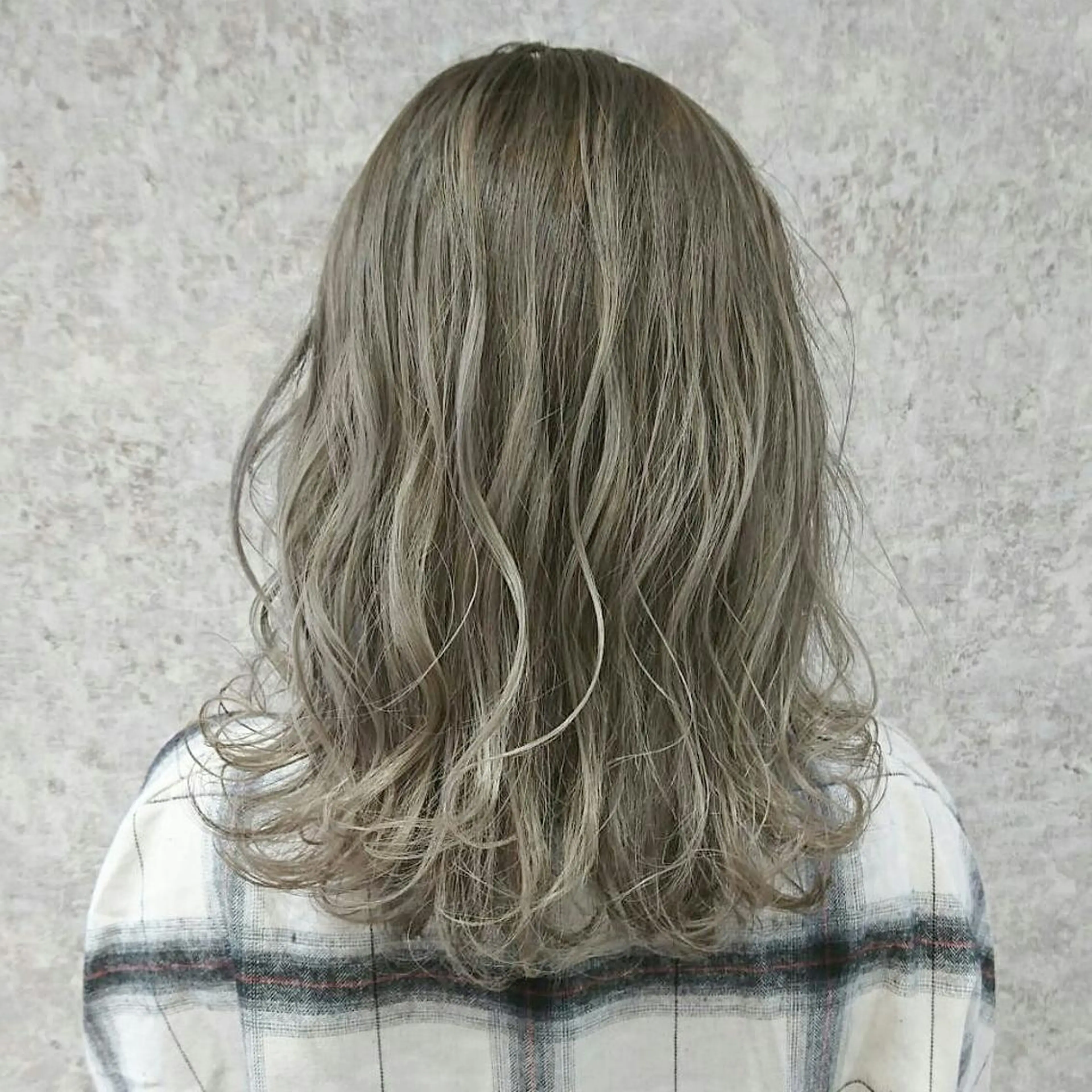 ミディアム カラー 透明感カラー ヘアカラー Luisハイライト　 喜連瓜破、髪質改善のヘアスタイル