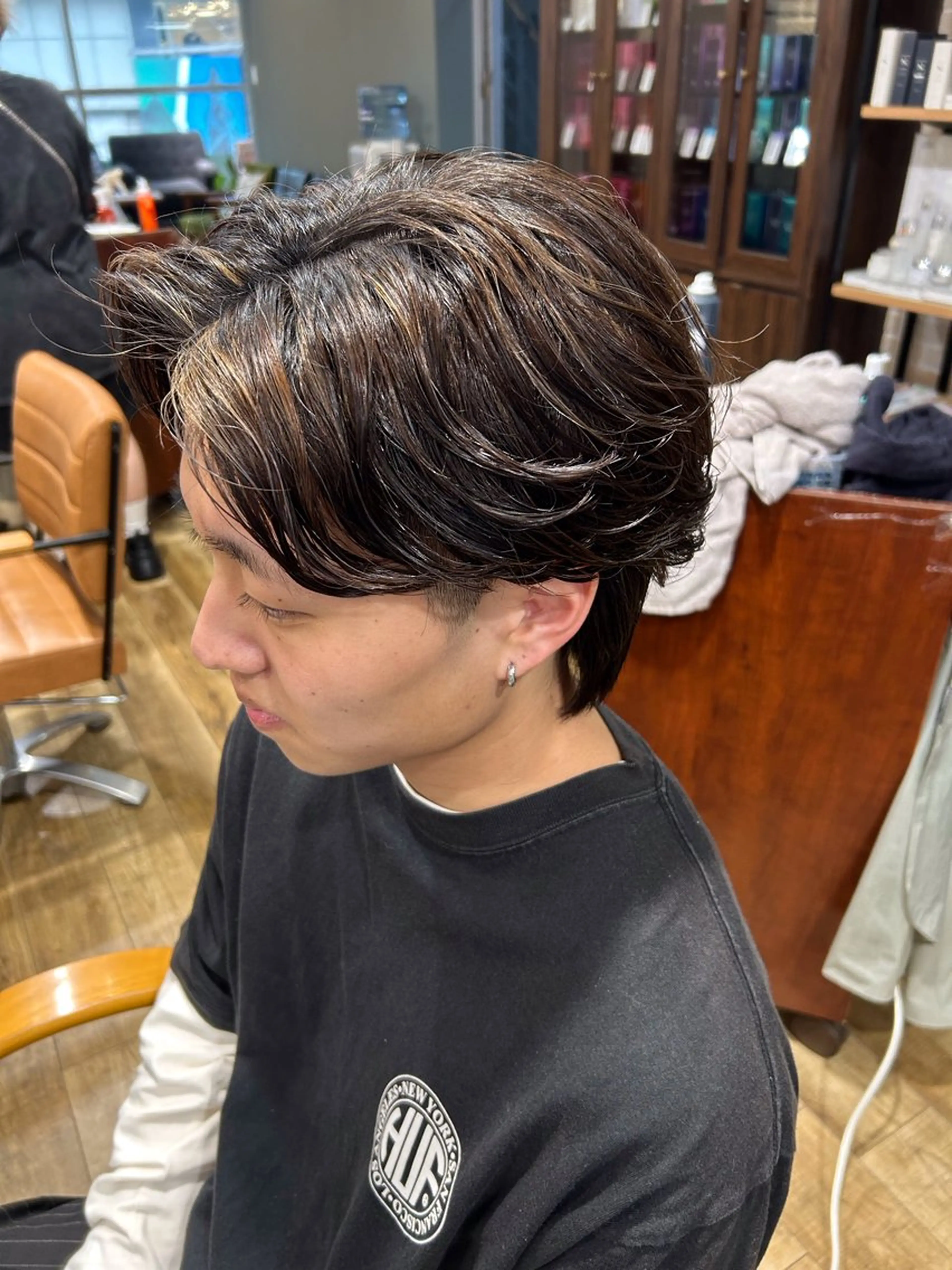 ミディアム カラー パーマ メンズ ミディアムパーマ フェザーパーマ メンズハイライト メンズパーマ ハイライトカラー カット ヘアカラー パーマ 鶴田 将清のヘアスタイル