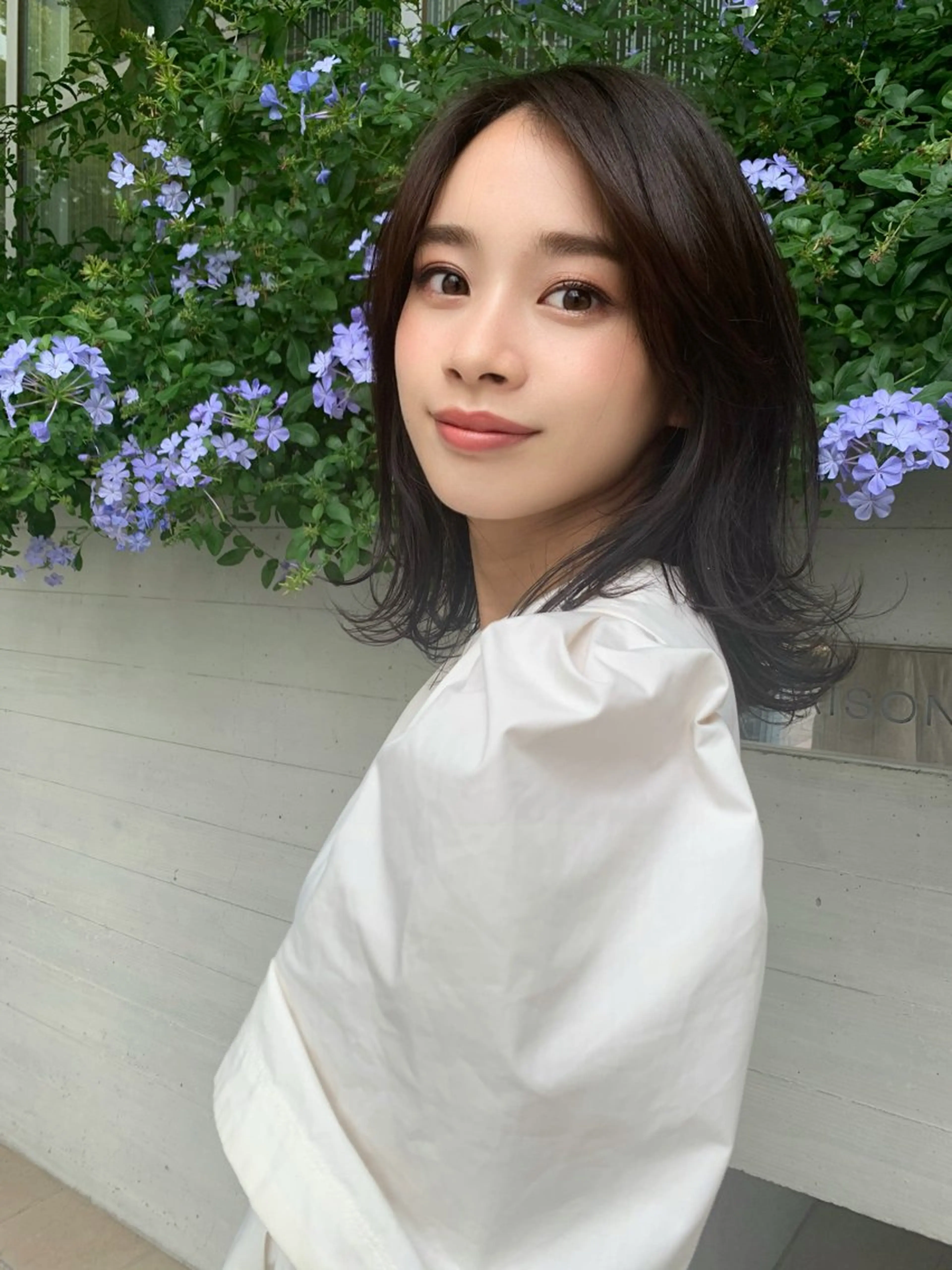 ミディアム カット 佐々木 郁実のヘアスタイル