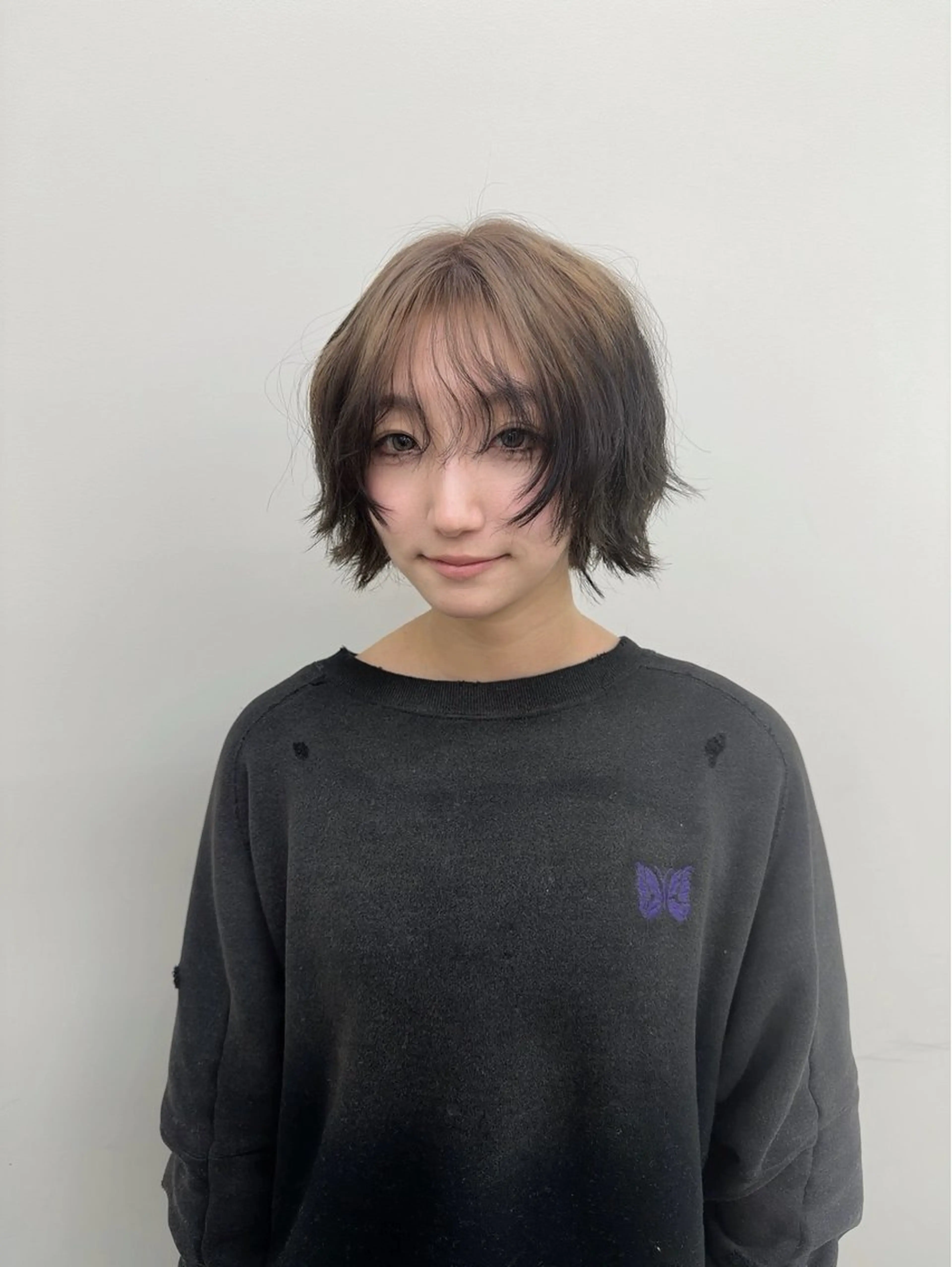 カラー デザインカラー ボブ ヘアカラー 羽エクステハイトーン naviRaikiのヘアスタイル