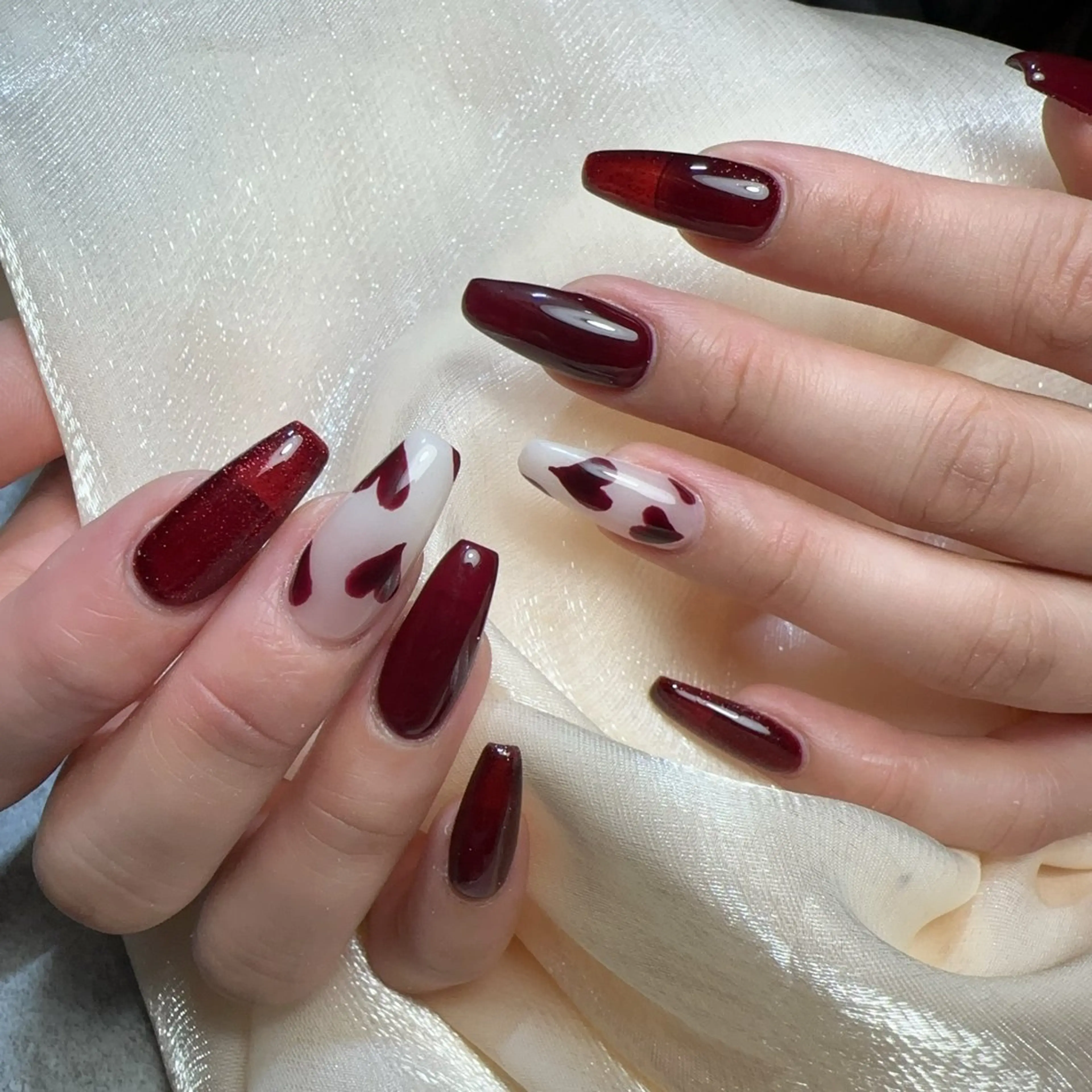 ネイル マグネットネイル 赤色 ハンドネイル Nana  nail 8:00～22:00のネイルデザイン