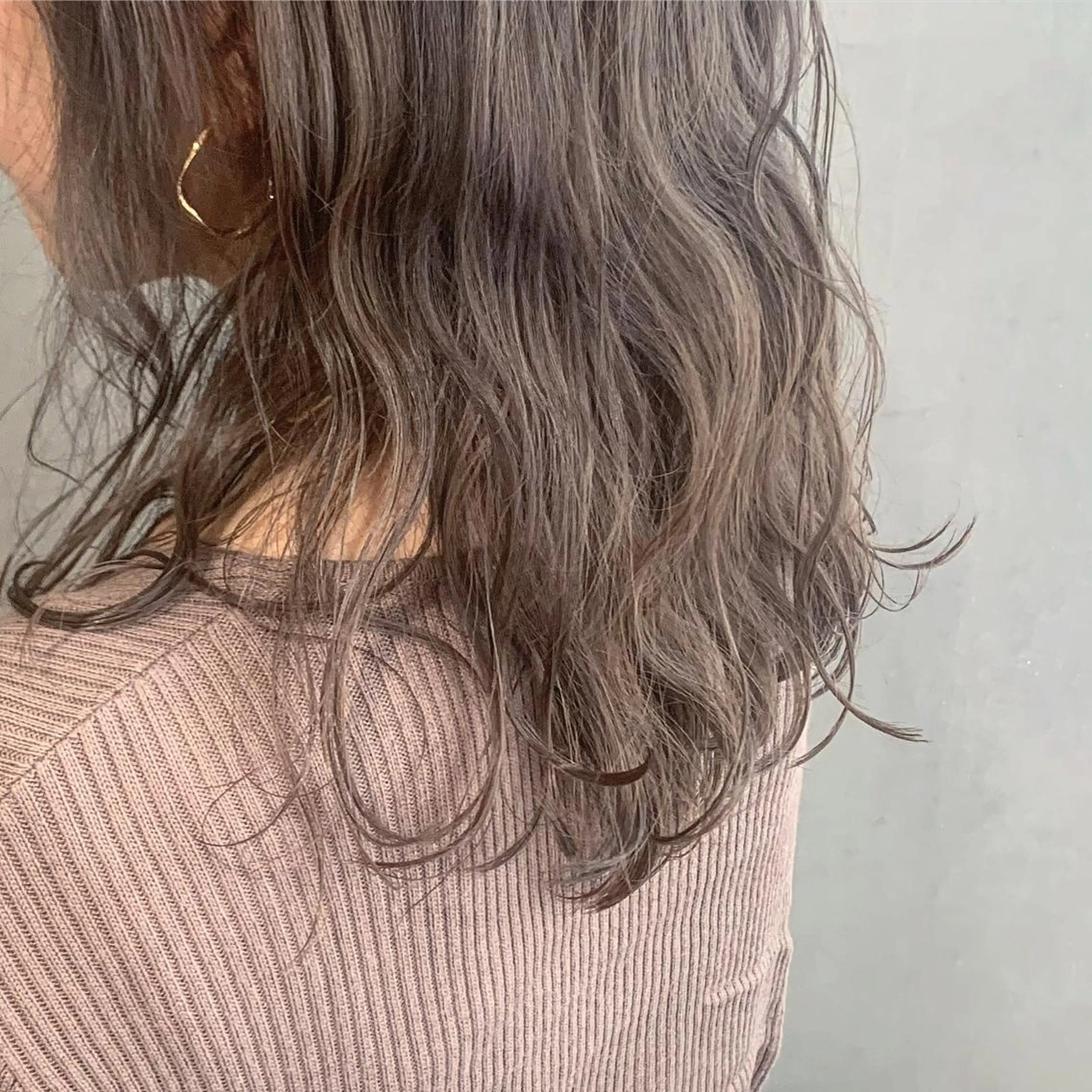 セミロング カラー アッシュ アッシュグレー アッシュグレージュ ブリーチ グレージュ ウルフレイヤーカット /チヒロのヘアスタイル