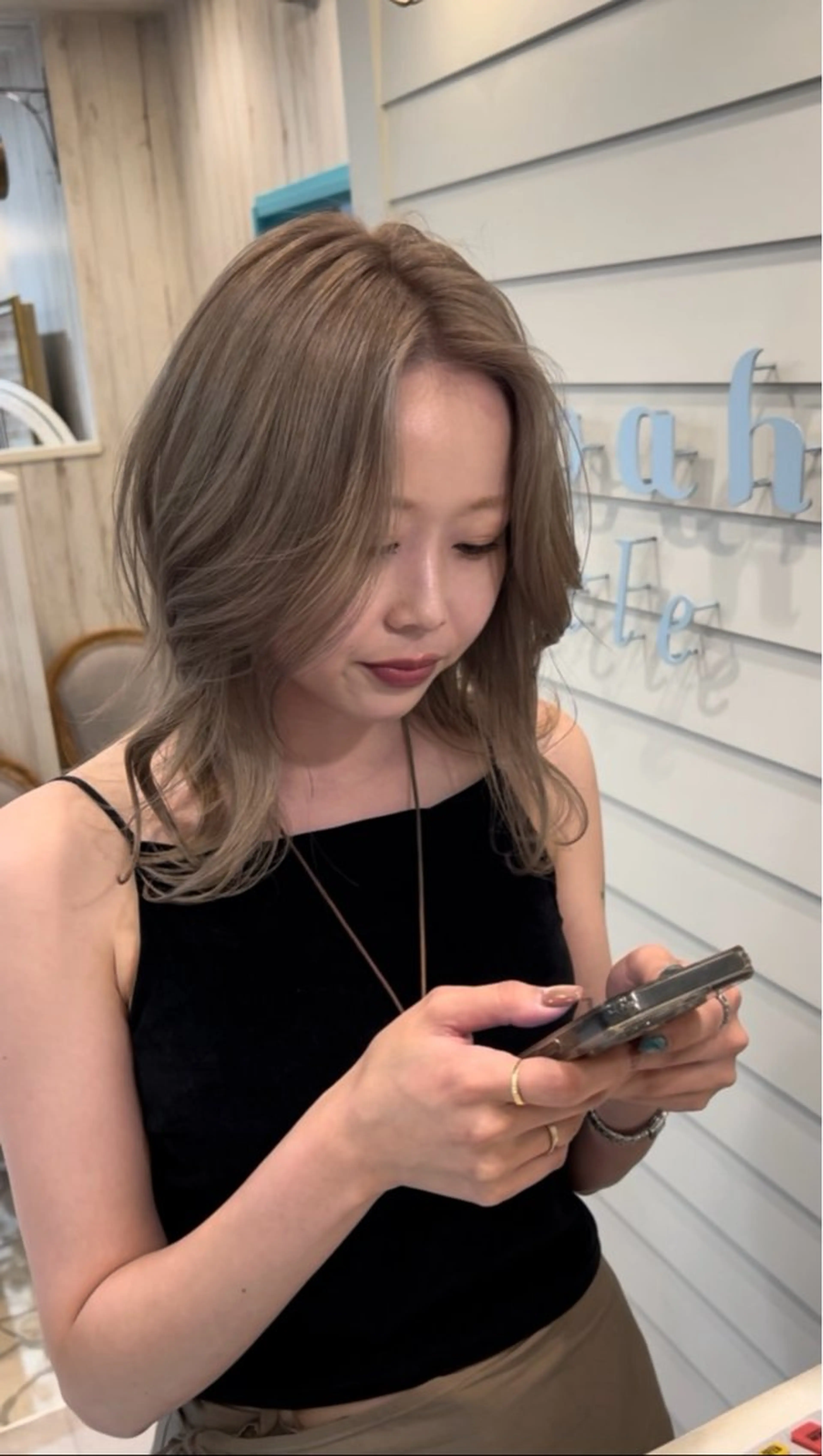 セミロング カラー ベージュカラー ブリーチ くびれヘア くびれレイヤー レイヤーカット ヘアカラー 仲村 豪太のヘアスタイル