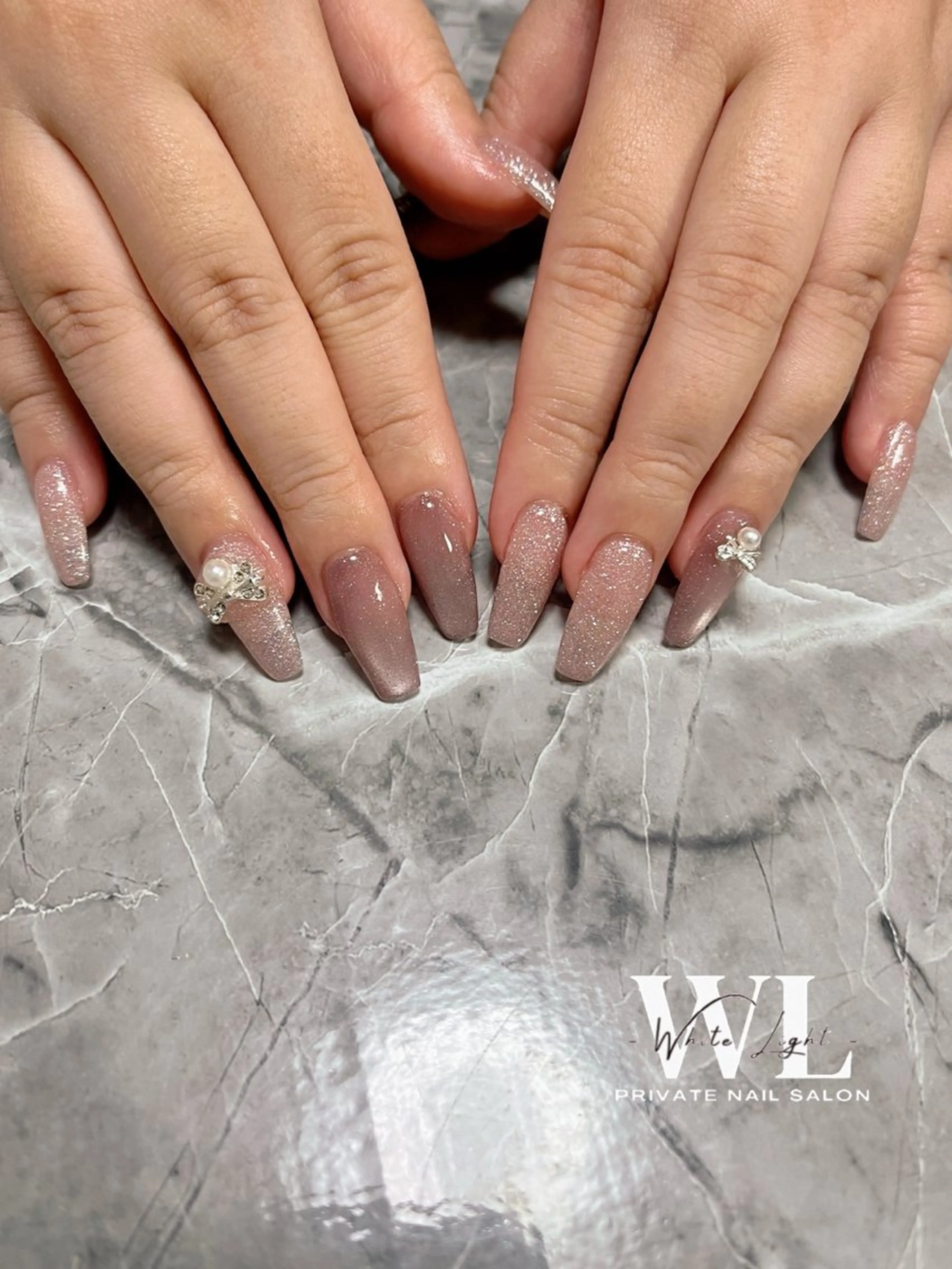 ⚠️オフ無し限定⚠️10本チップ長さ出し付き💅〖マグネット&フラッシュワンカラー➕パーツ2本💅〗の写真