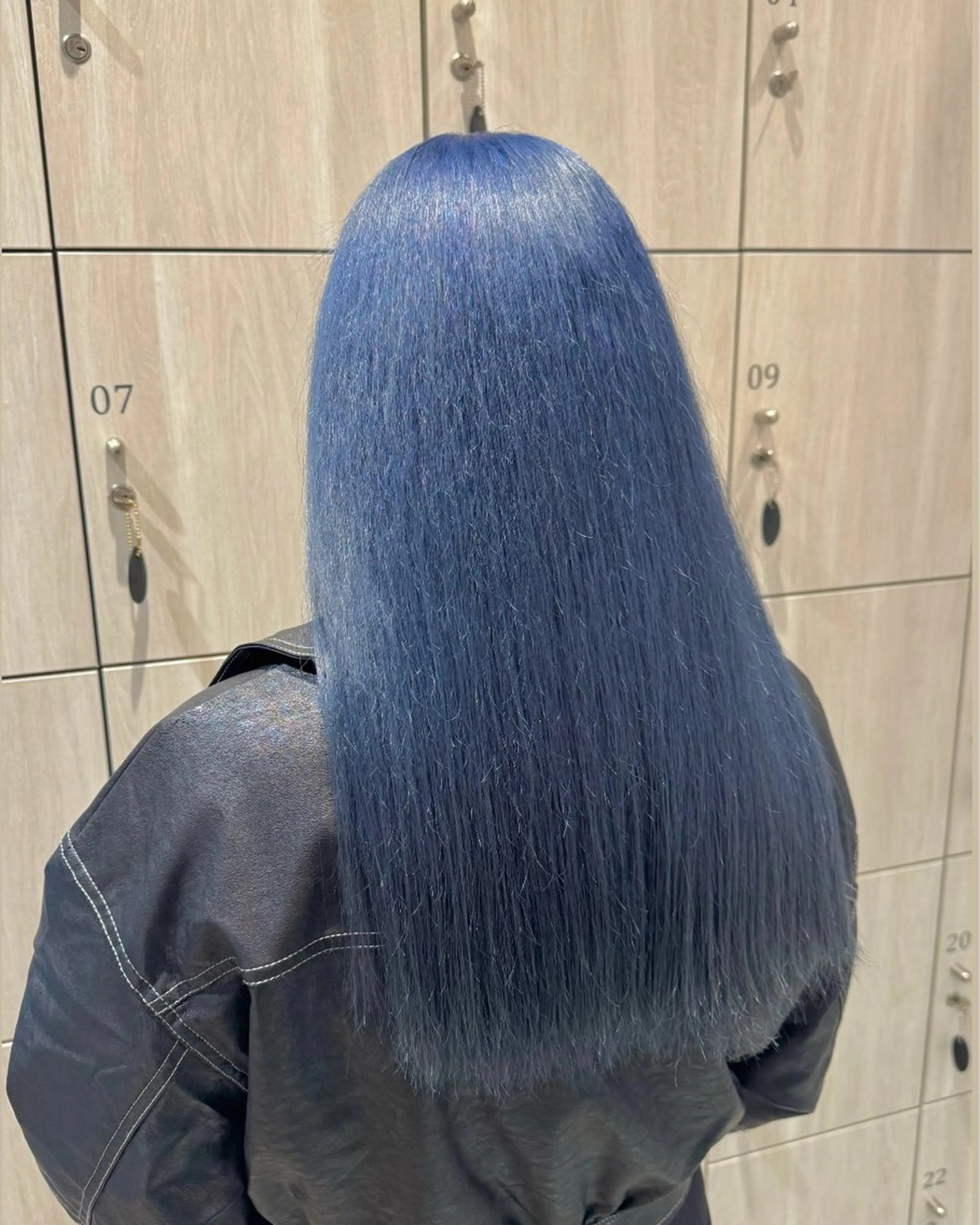 カラー ブリーチ ブルーカラー ネイビーカラー 伊藤 深月のヘアスタイル