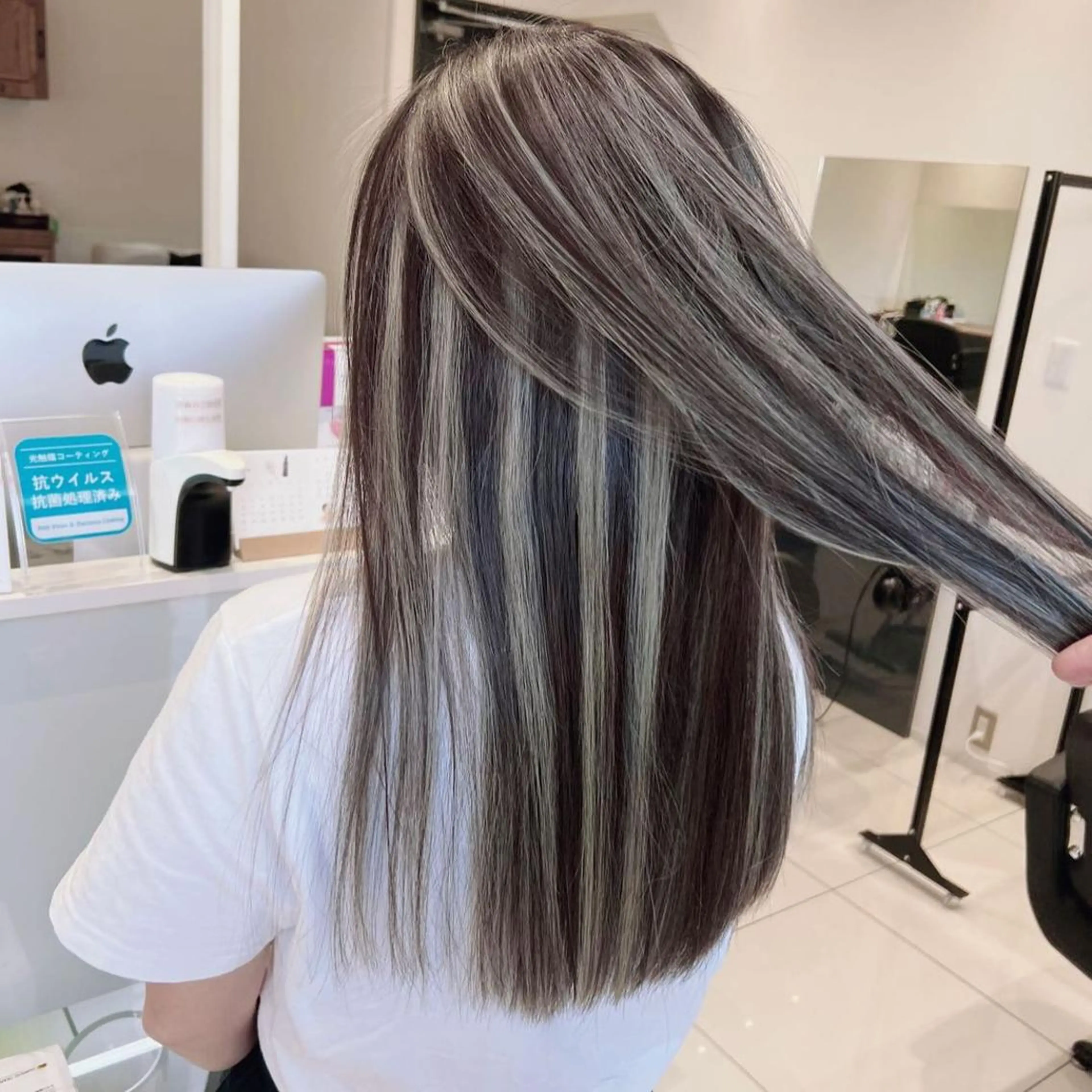 ロング カラー ブリーチ ケアブリーチ ハイライトカラー インナーカラー ハイライト ヘアカラー オフホワイトアンドなんば所属・福西 洋斗のヘアスタイル