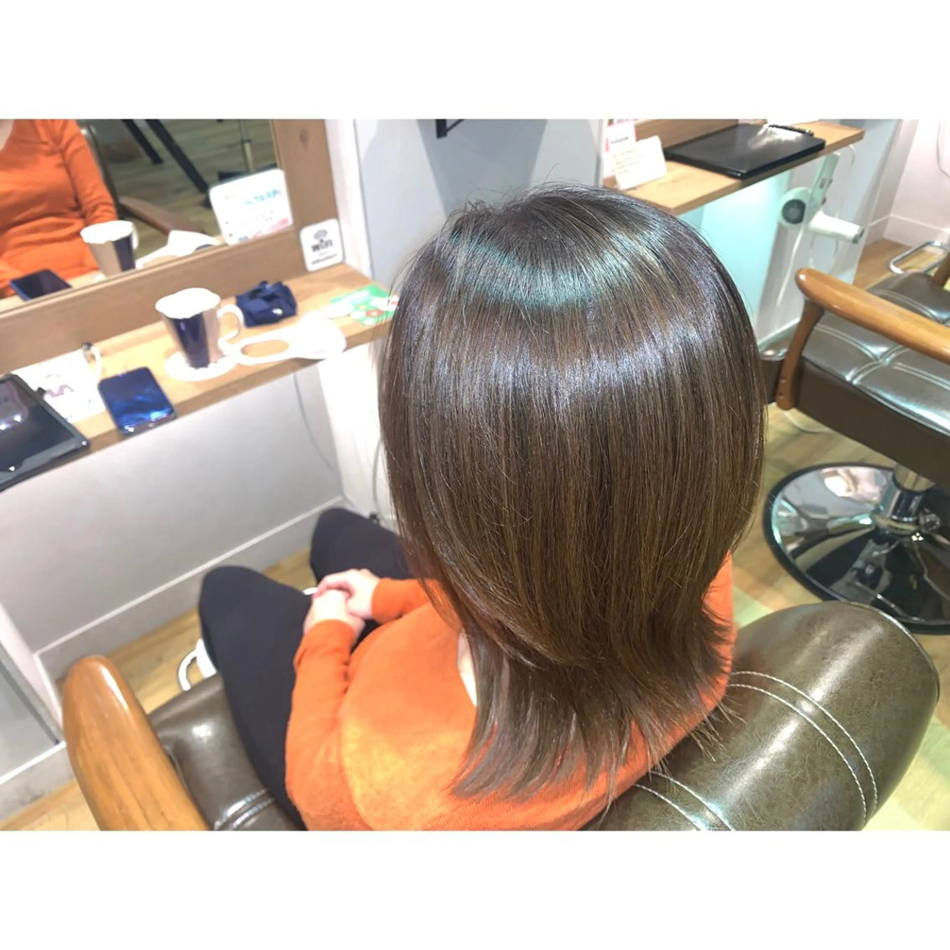 ミディアム カラー グレージュ ツキダテ ユイのヘアスタイル