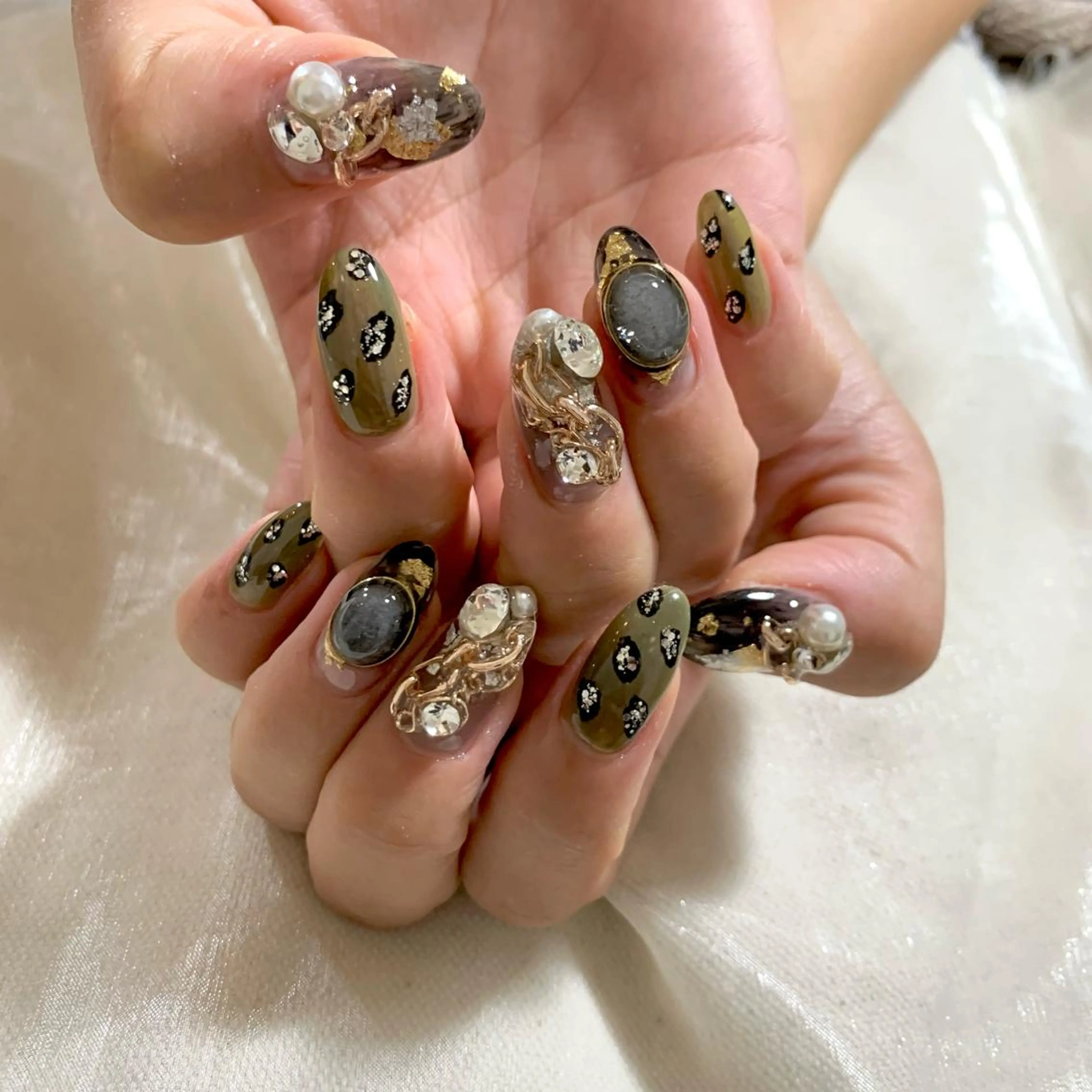 ネイル repos~ルポ~所属・里見 麗のネイルデザイン