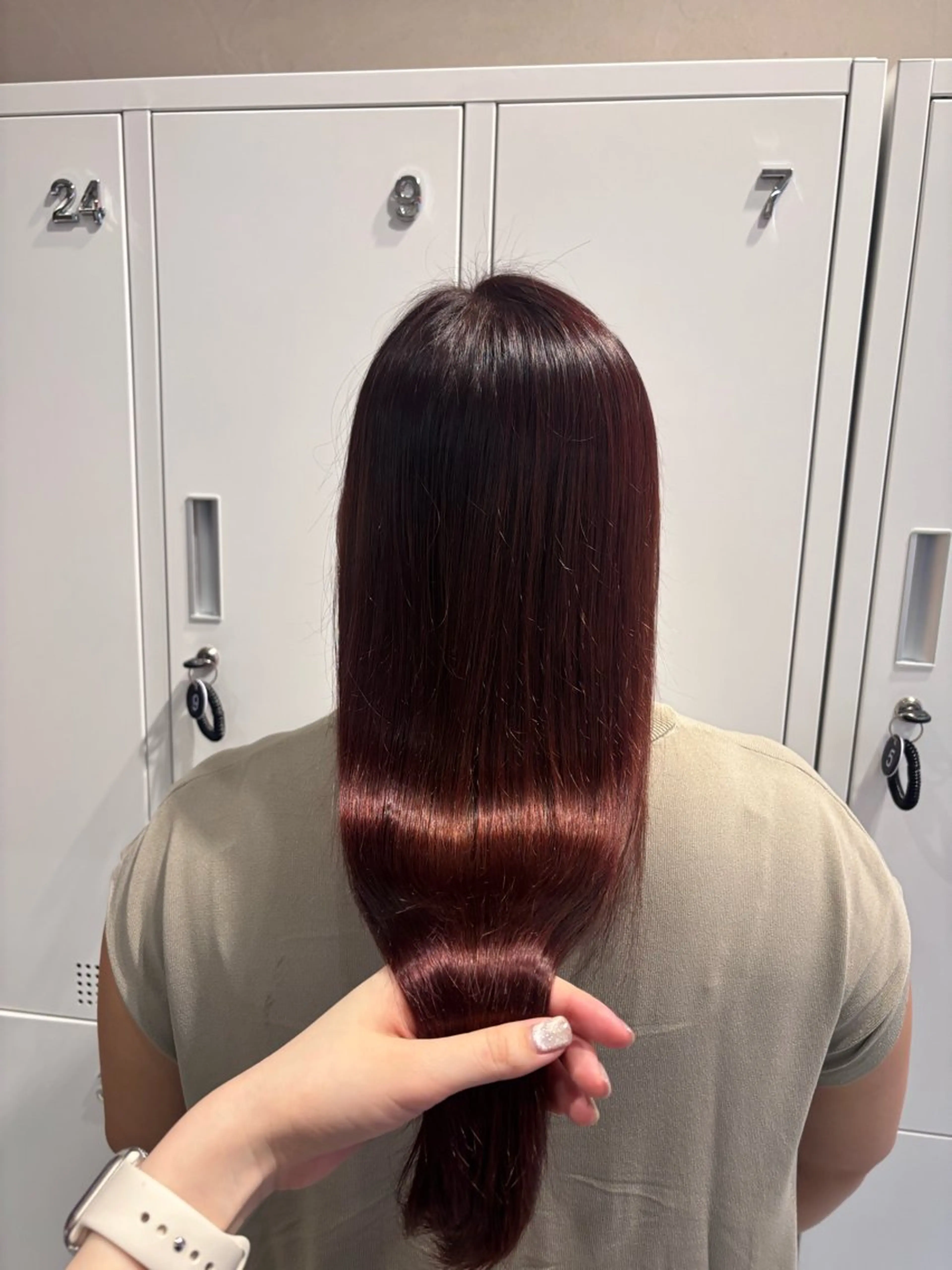 ロング カラー カシス パープルカラー レッドカラー カット ヘアカラー トリートメント 𝐲𝐮𝐮 /艶髪 /透明感カラー🌱のヘアスタイル