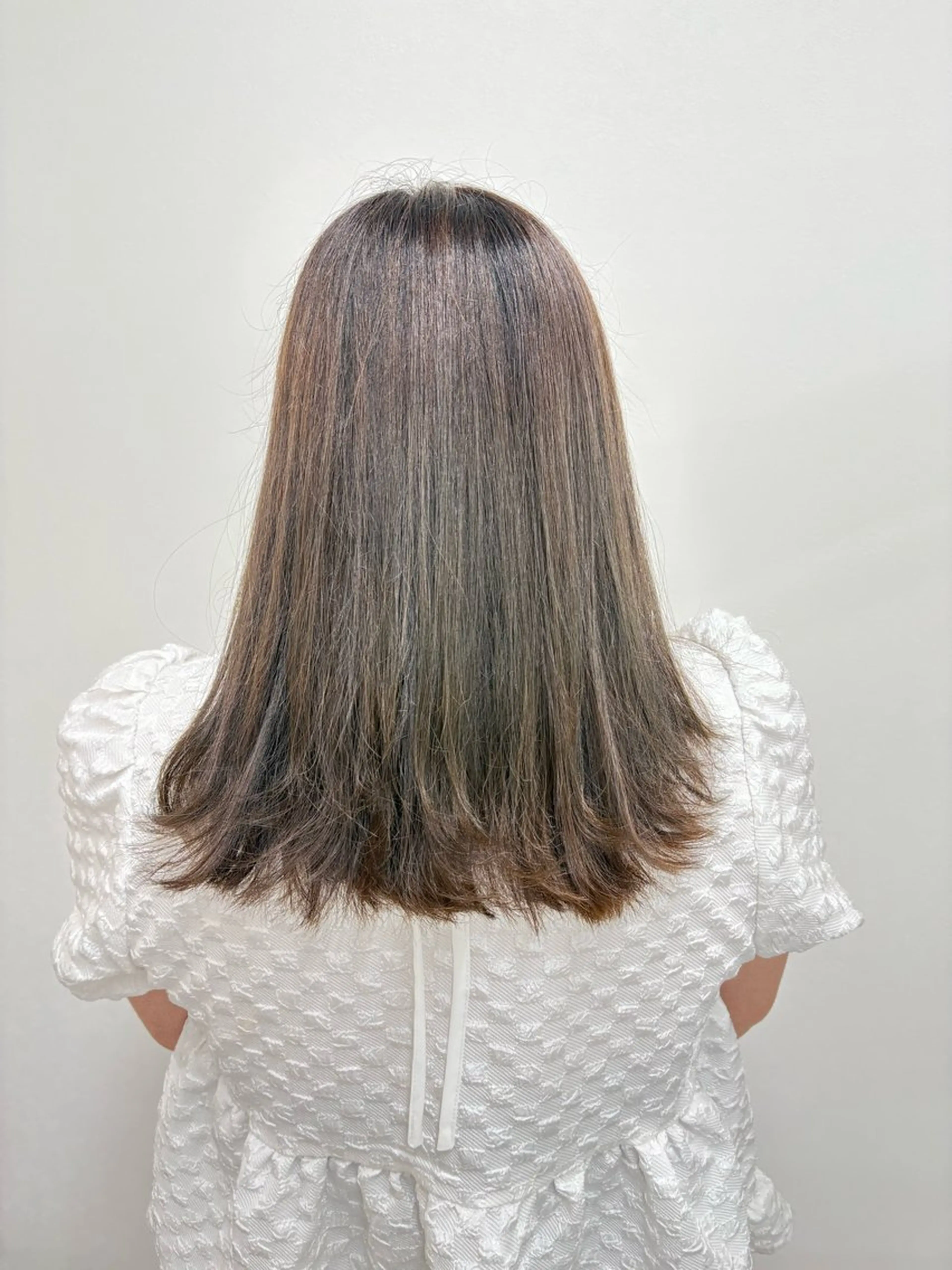 セミロング アッシュ アッシュブラウン ヘアカラー ［Elsa元町］ 城内譲のヘアスタイル