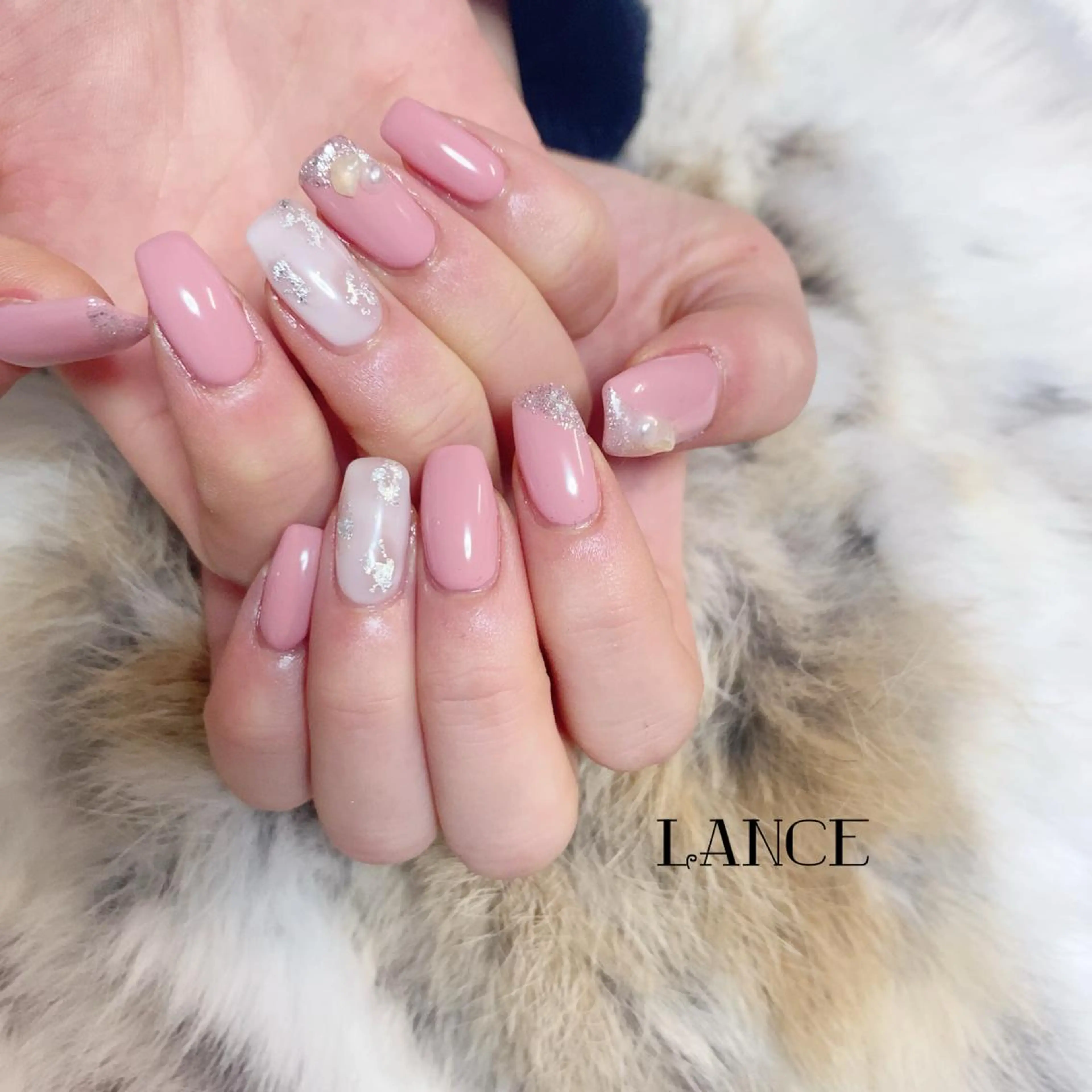 ミディアム ネイル オーロラネイル フレンチネイル ワンホンネイル 冬ネイル ハンドネイル Lance nailのネイルデザイン