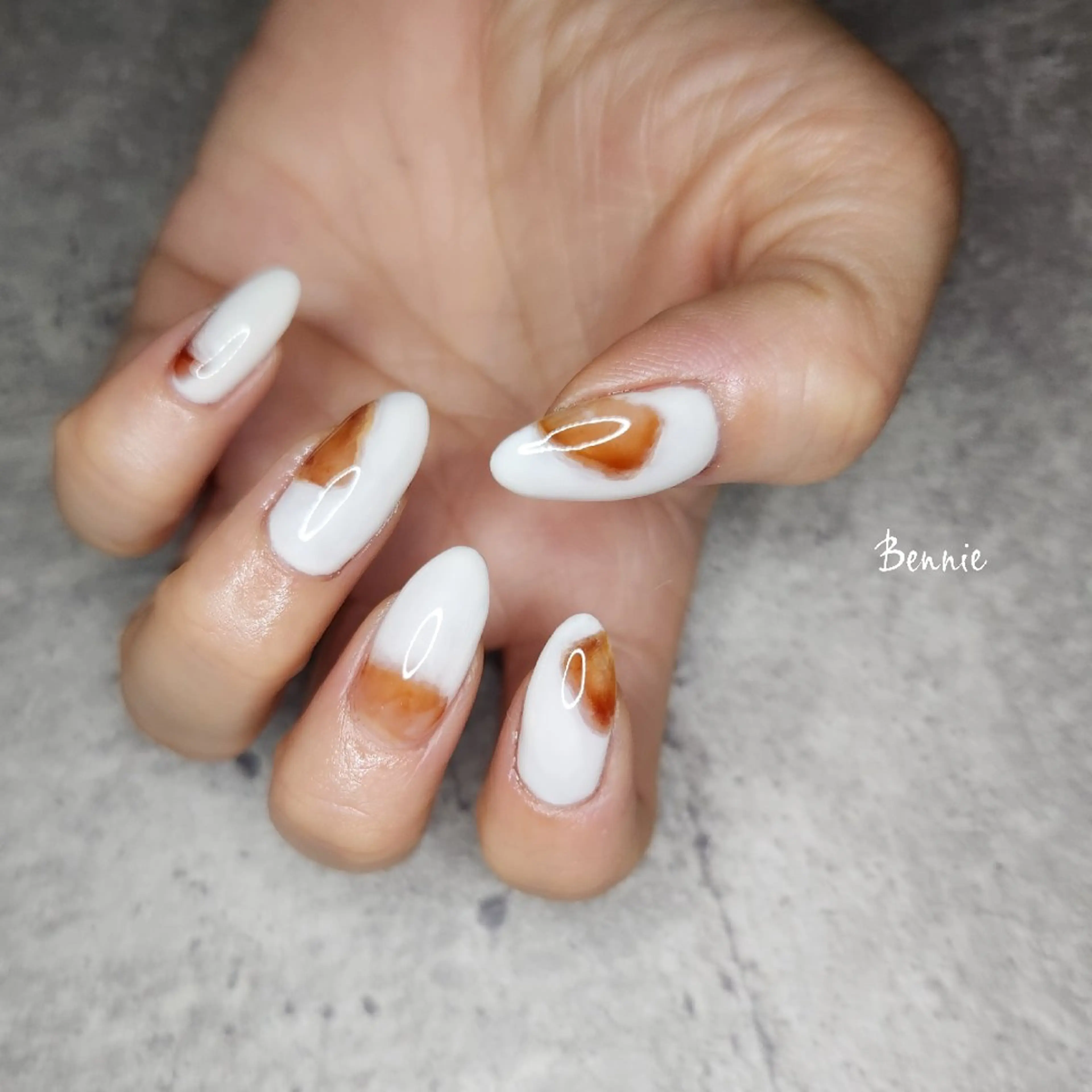 ネイル ブラウン ニュアンスネイル ホワイト ハンドネイル   BENNIEのネイルデザイン