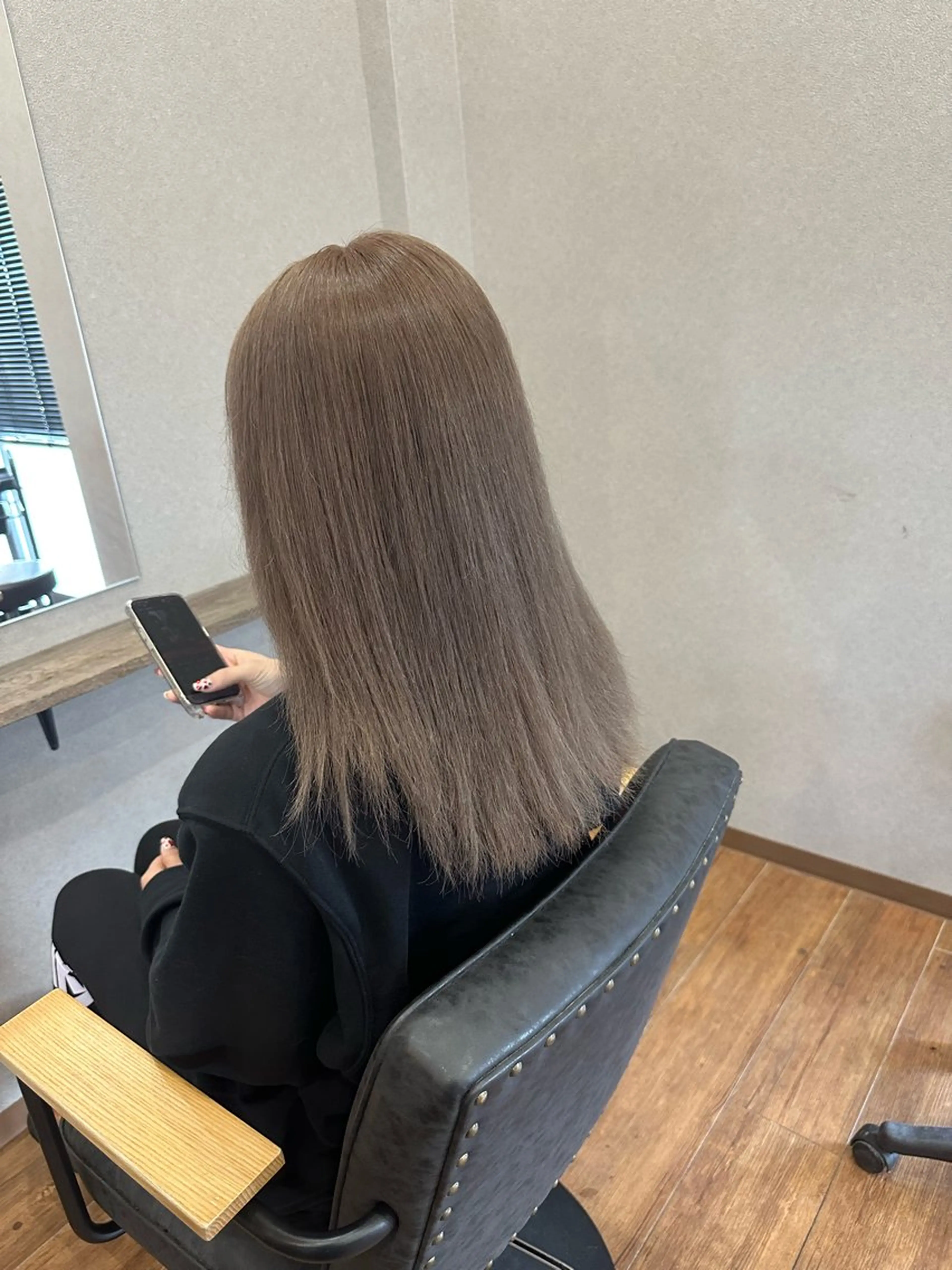 ロング カラー グレージュ ミルクティーグレージュ ヘアカラー トリートメント 鵜飼 真伍のヘアスタイル