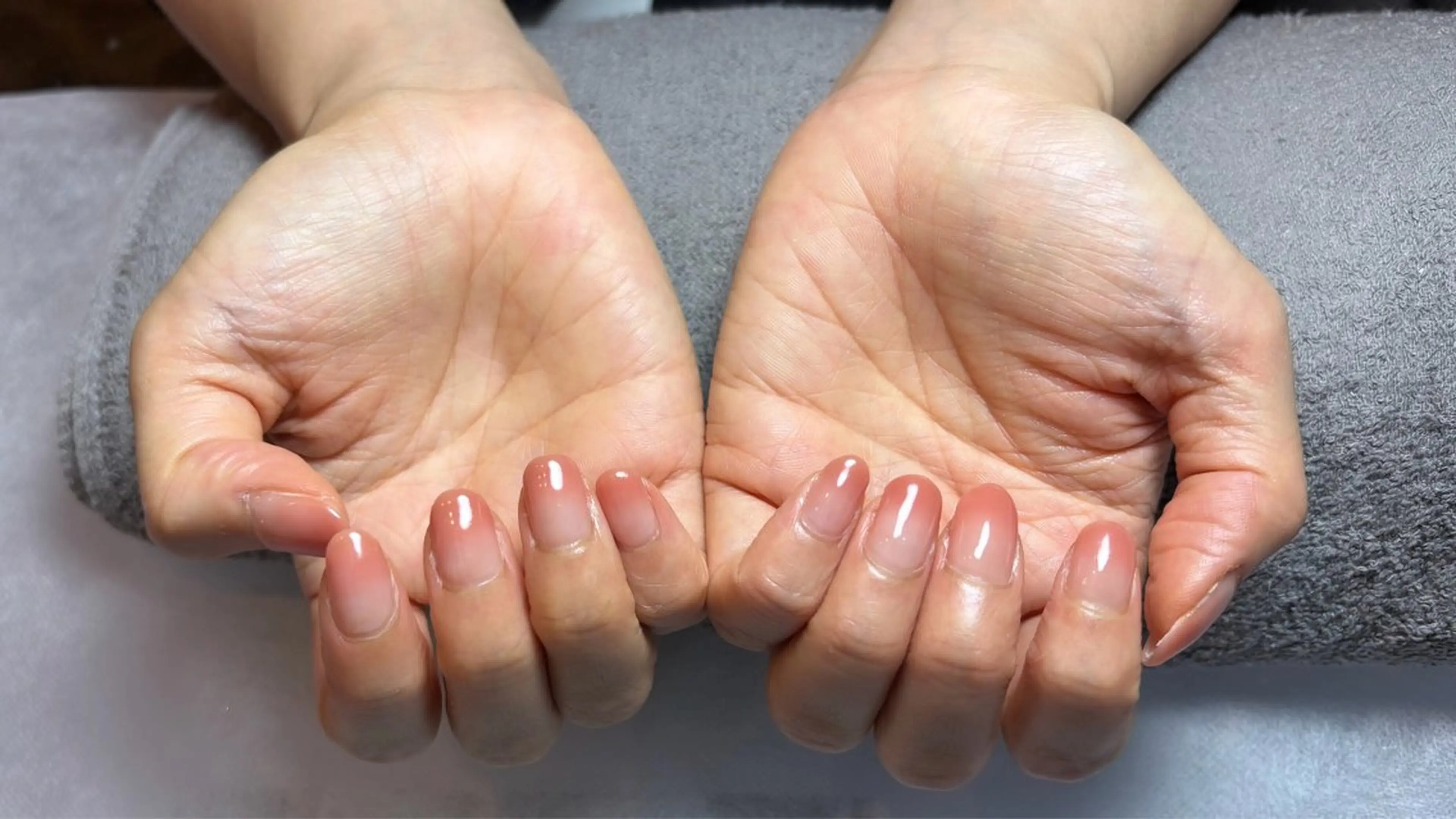 ネイル グラデーション ピンク ぷっくりネイル 春ネイル ハンドネイル Nobody_ AikAのネイルデザイン