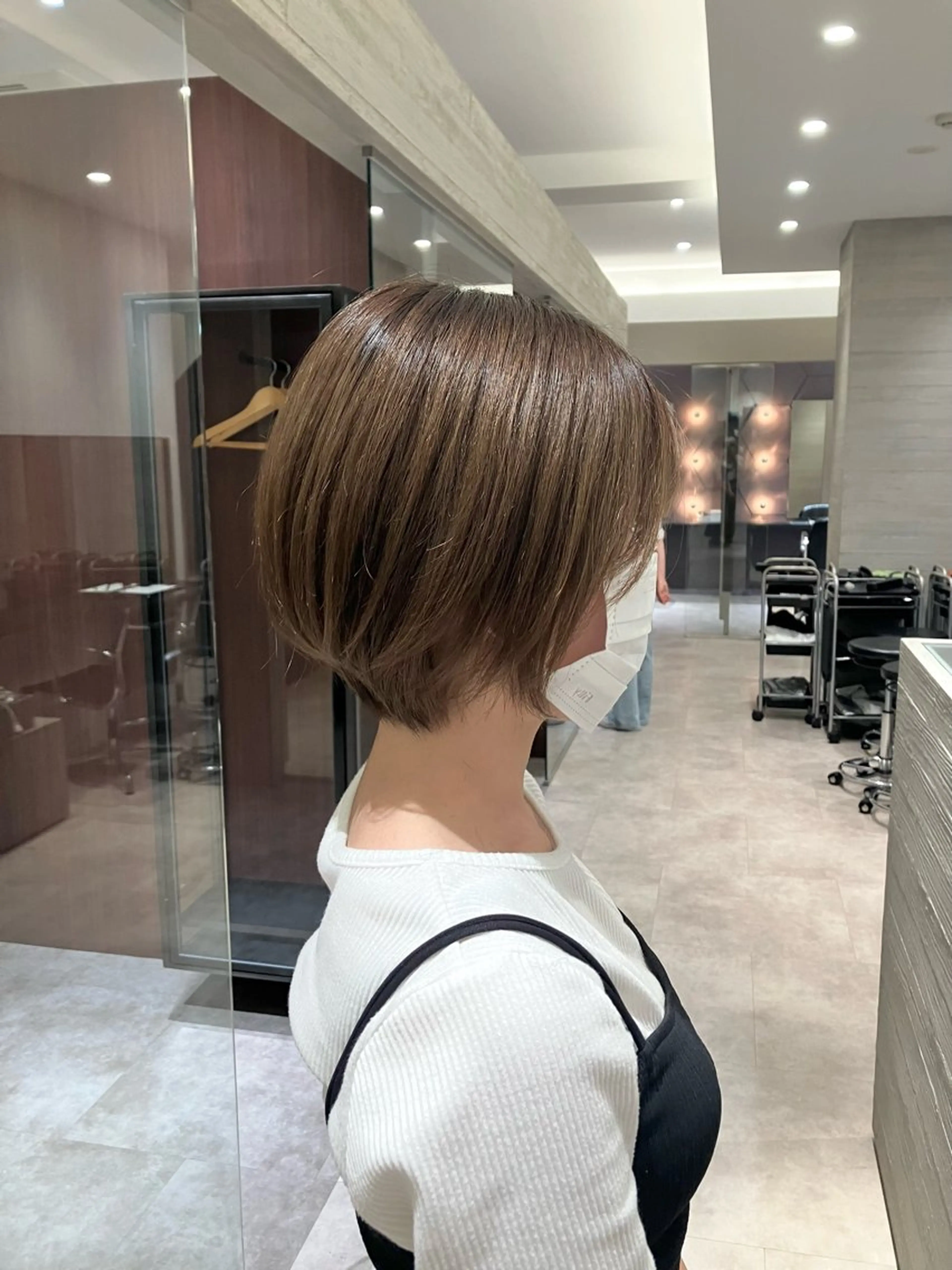 ショート ショートヘア サキ🤍ハイトーン 🩰くびれ巻きヘアのヘアスタイル