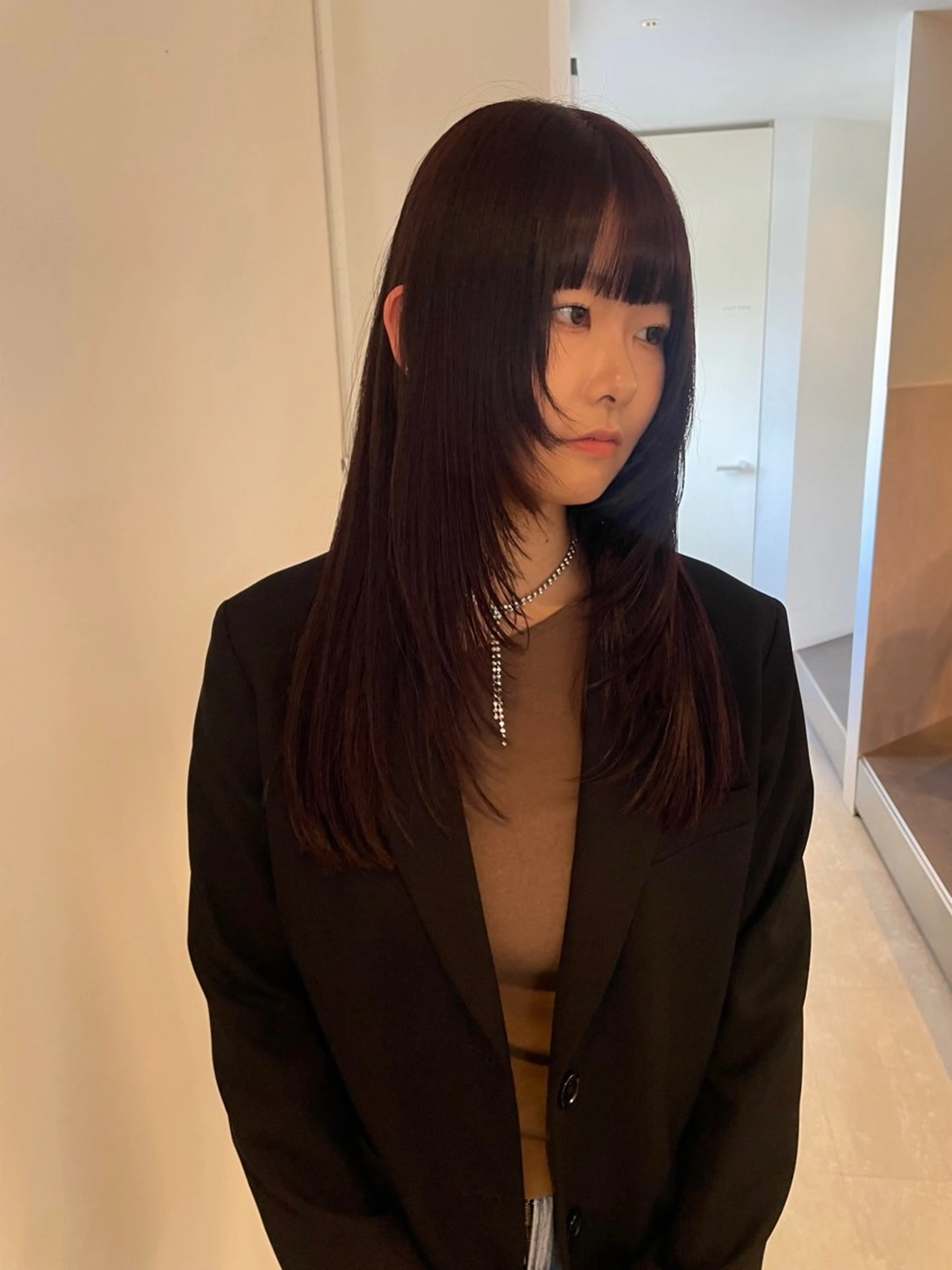 ロング カラー ボルドーカラー レッドカラー 顔まわりレイヤー ハイレイヤー 韓国風ヘア カット ヘアカラー トリートメント MIU/ルーツカラー 顔まわりレイヤーのヘアスタイル