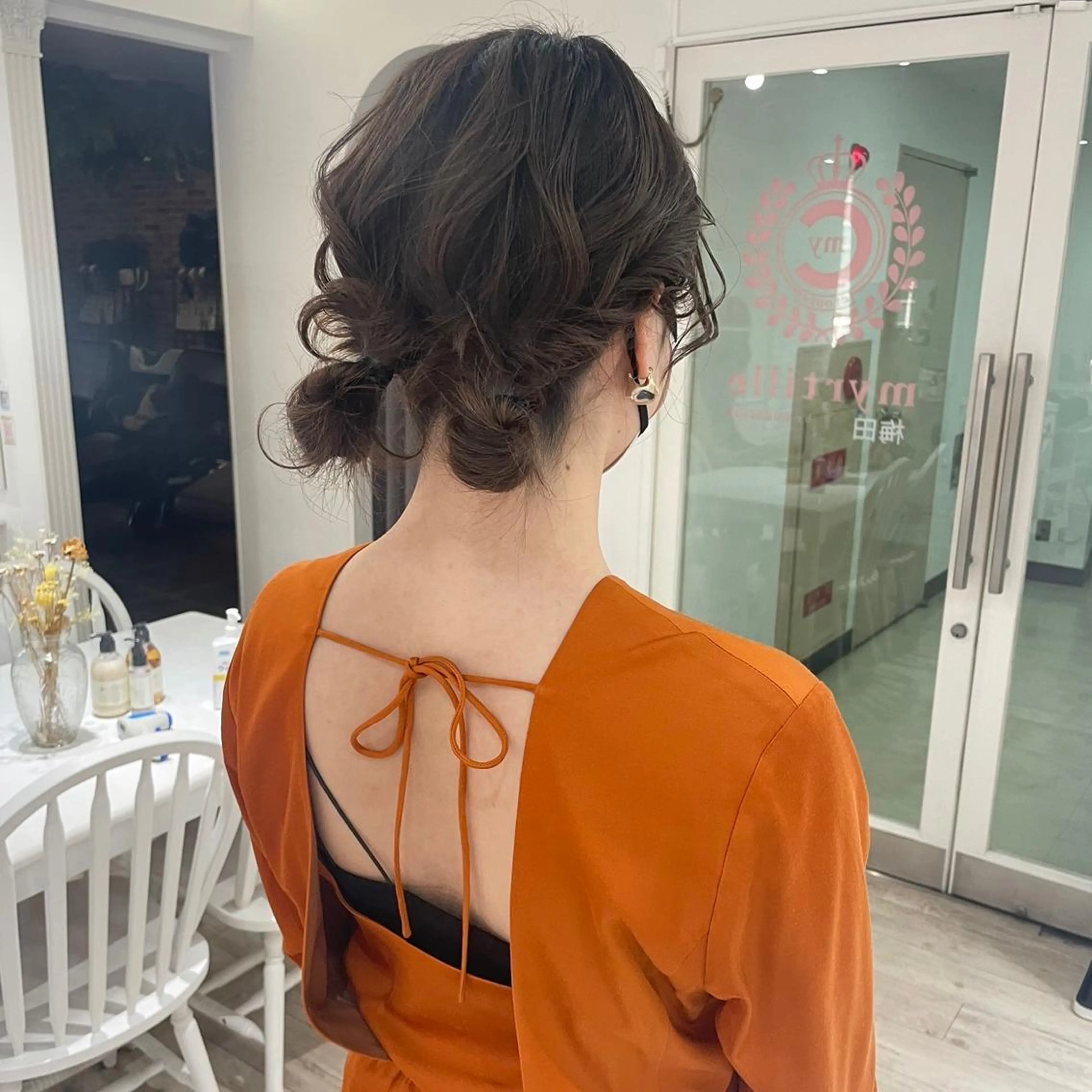 ミディアム カラー ヘアアレンジ 成人式 お団子ヘア ツインテール 結婚式・ブライダル ハイトーンカラー ヘアアレンジ/ 暖色🩵hazukiのヘアスタイル