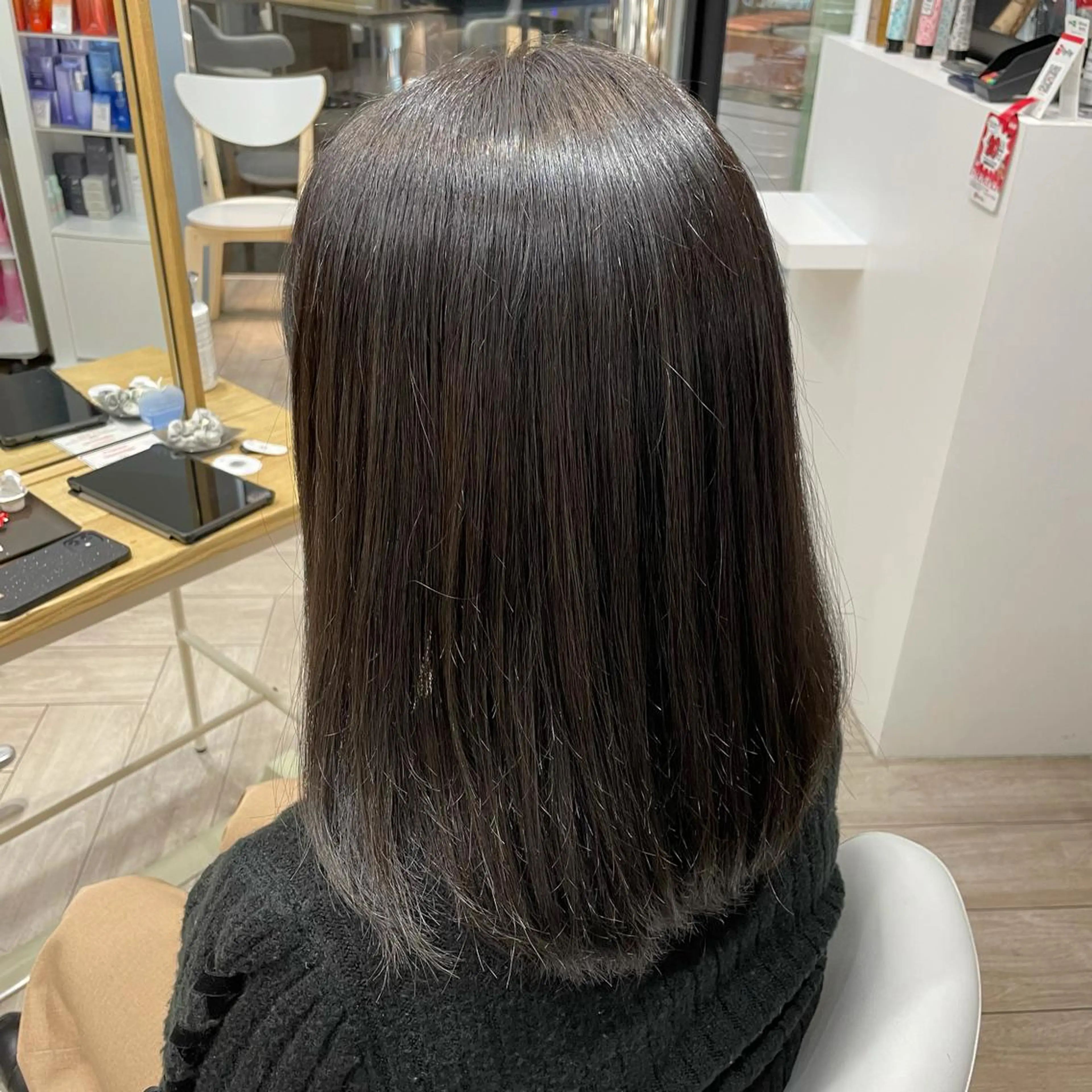 セミロング 亀山 由里菜のヘアスタイル