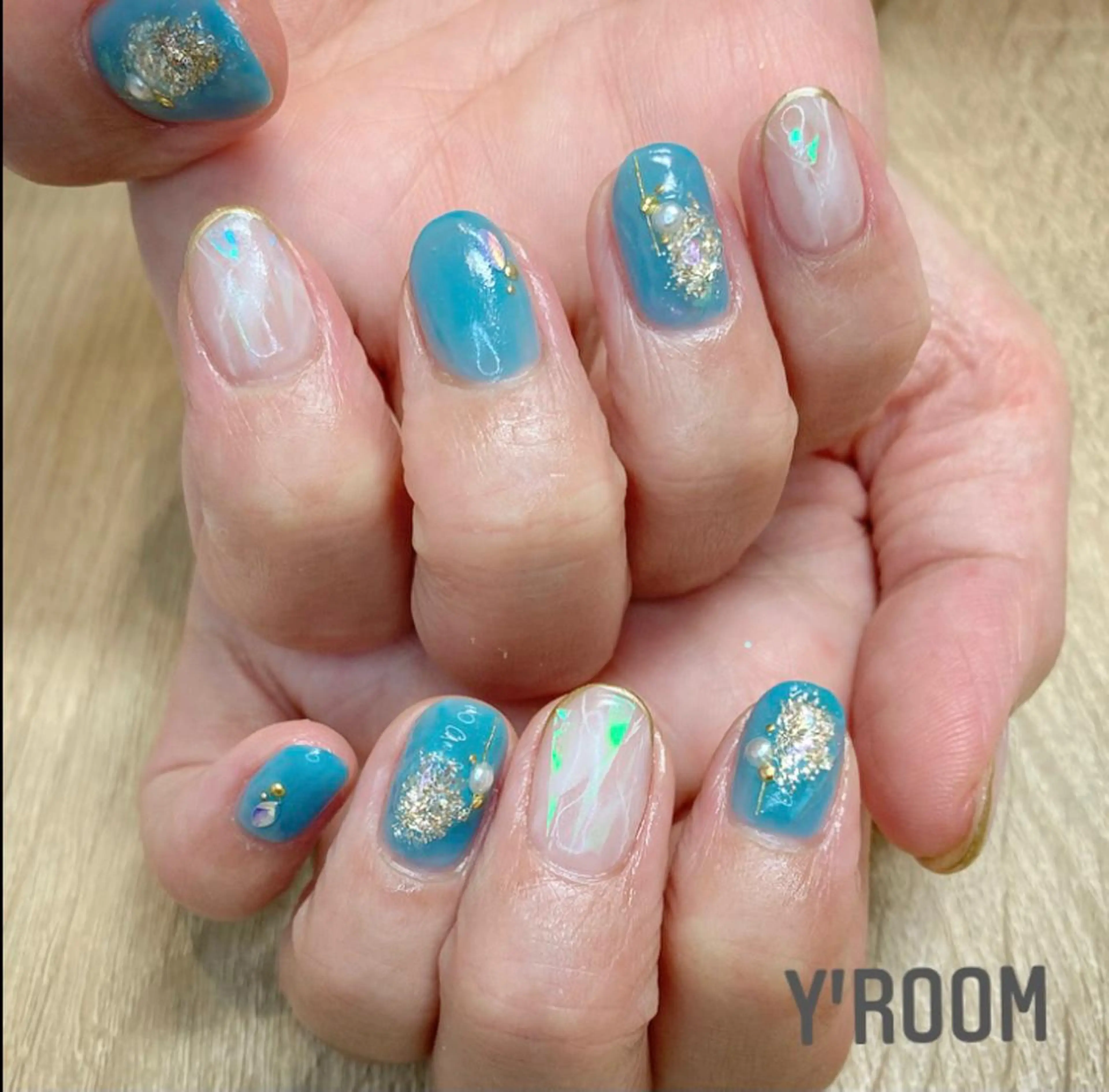 ネイル オーロラネイル フラッシュネイル フットネイル ジェルネイル 氷ネイル・うるうるネイル ハンドネイル YUKA （ネイリスト）のネイルデザイン