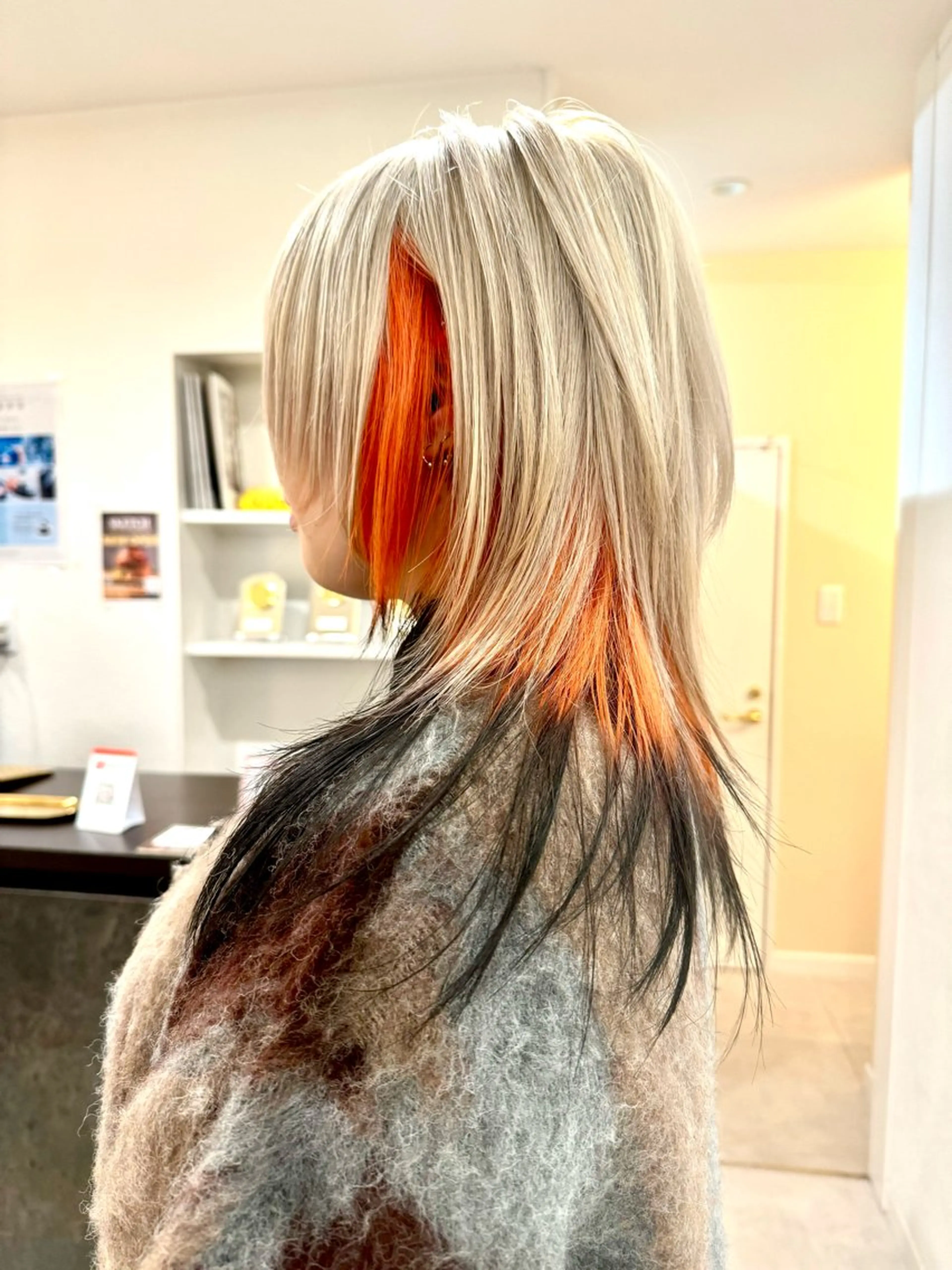 セミロング カラー ブリーチ ブロンド ケアブリーチ インナーカラー オレンジ カット ヘアカラー トリートメント ハイトーン/レイヤー /ウルフ⭐️永田⭐️のヘアスタイル