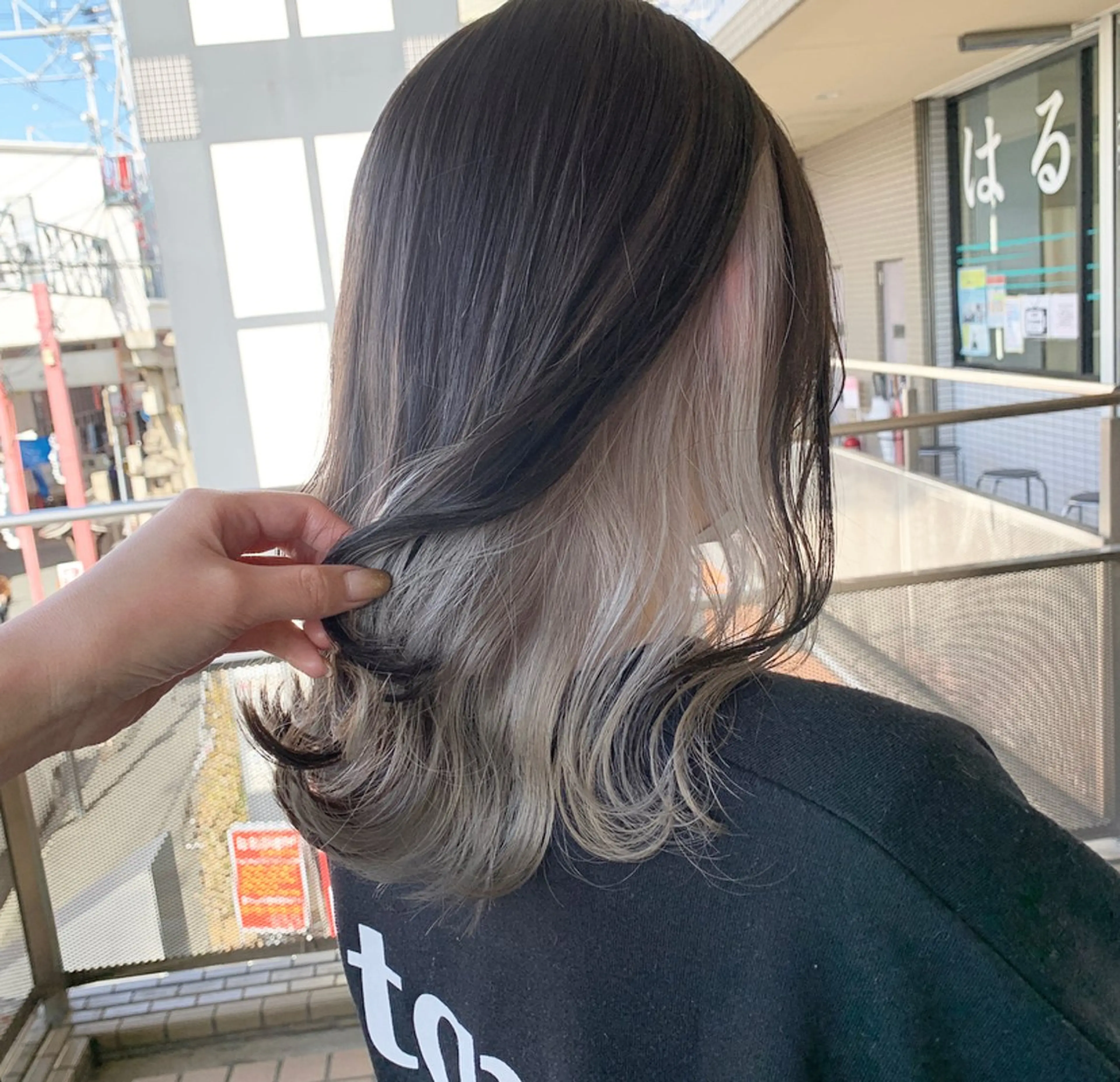 ミディアム カラー ブリーチ インナーカラー シルバー ホワイトシルバー カット ヘアカラー regalo Acari🍎のヘアスタイル