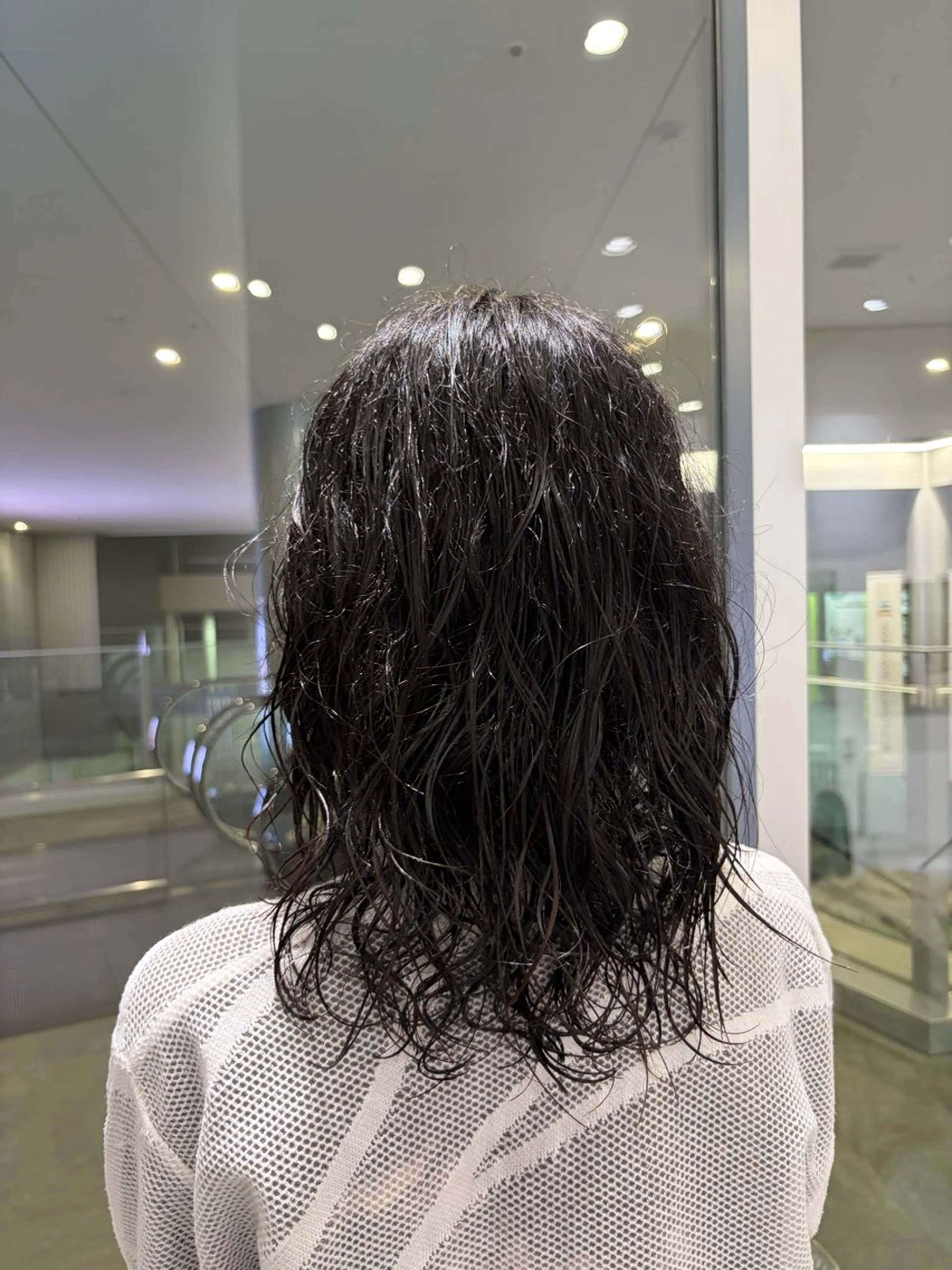 セミロング パーマ セミロングパーマ 伸ばしかけ ストレートパーマ パーマ MINENO🌼 似合わせ⭐️カットのヘアスタイル