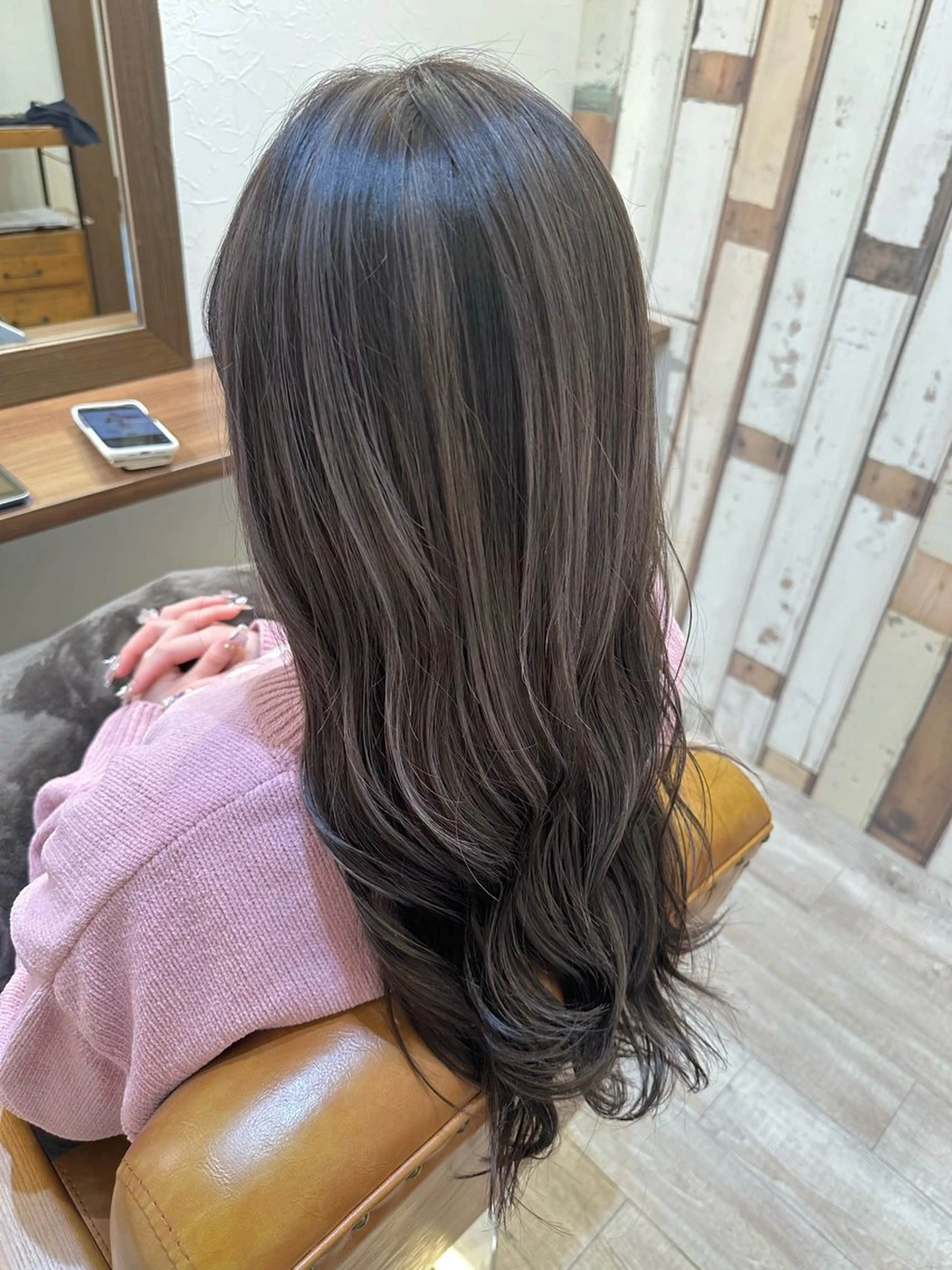 ロング アッシュ ハイライト ヘアカラー 佐藤 真依のその他イメージ