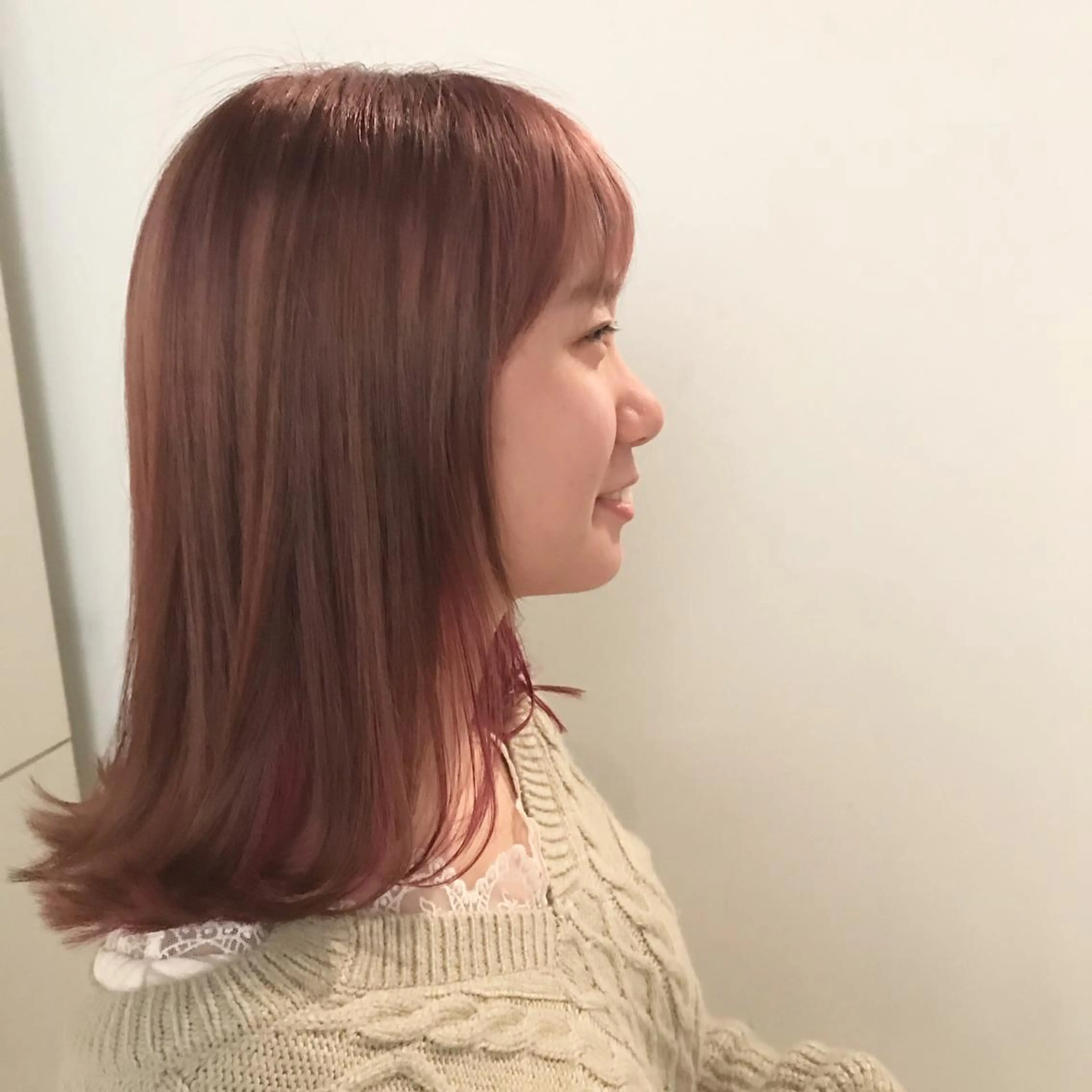 ミディアム カラー ベージュカラー ピンクカラー ピンクベージュ 外ハネヘア ヘアカラー トリートメント &72所属・カリスマ フォのヘアスタイル