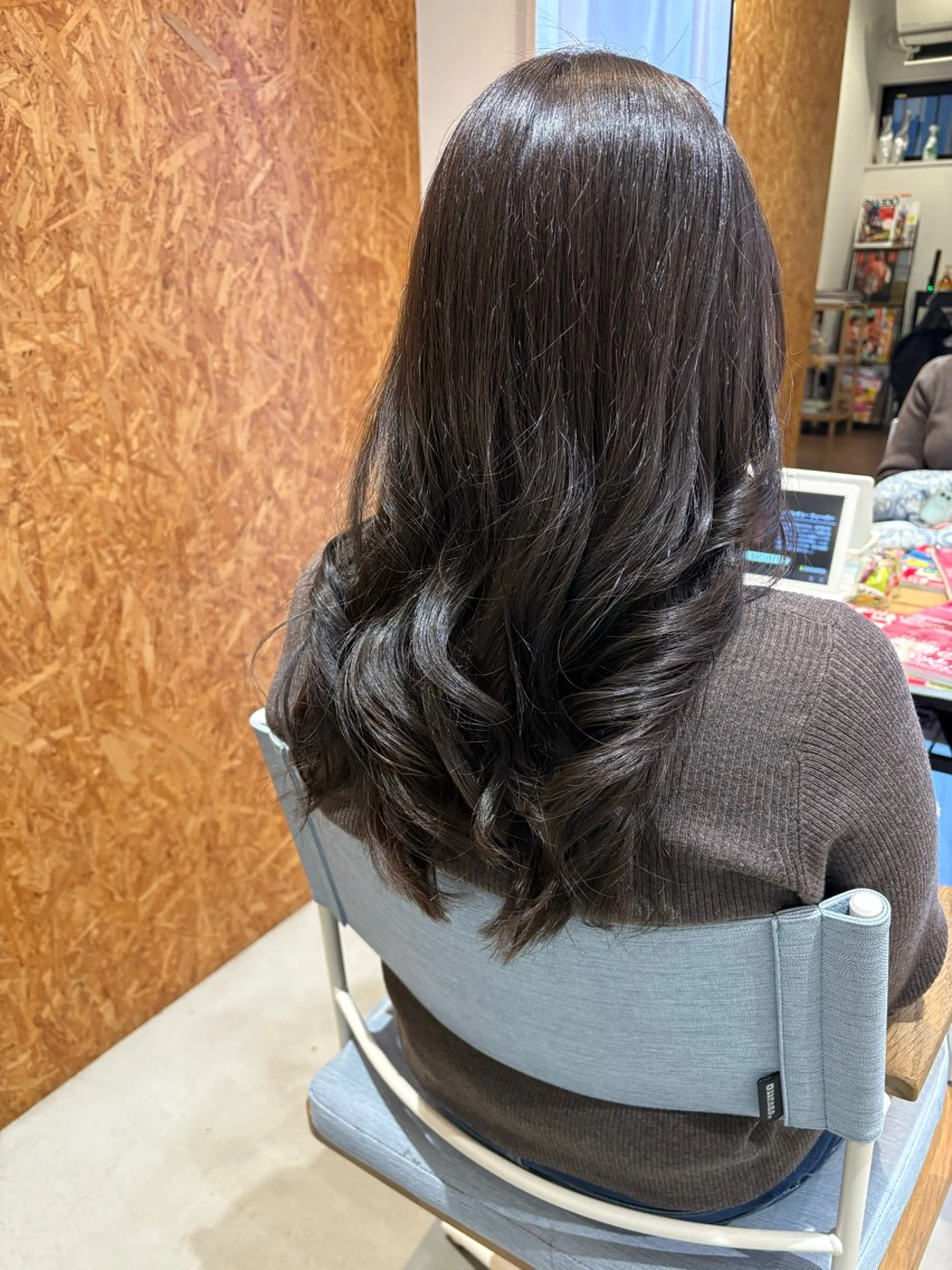 ロング アッシュ カット ヘアカラー 折本 沙織のヘアスタイル