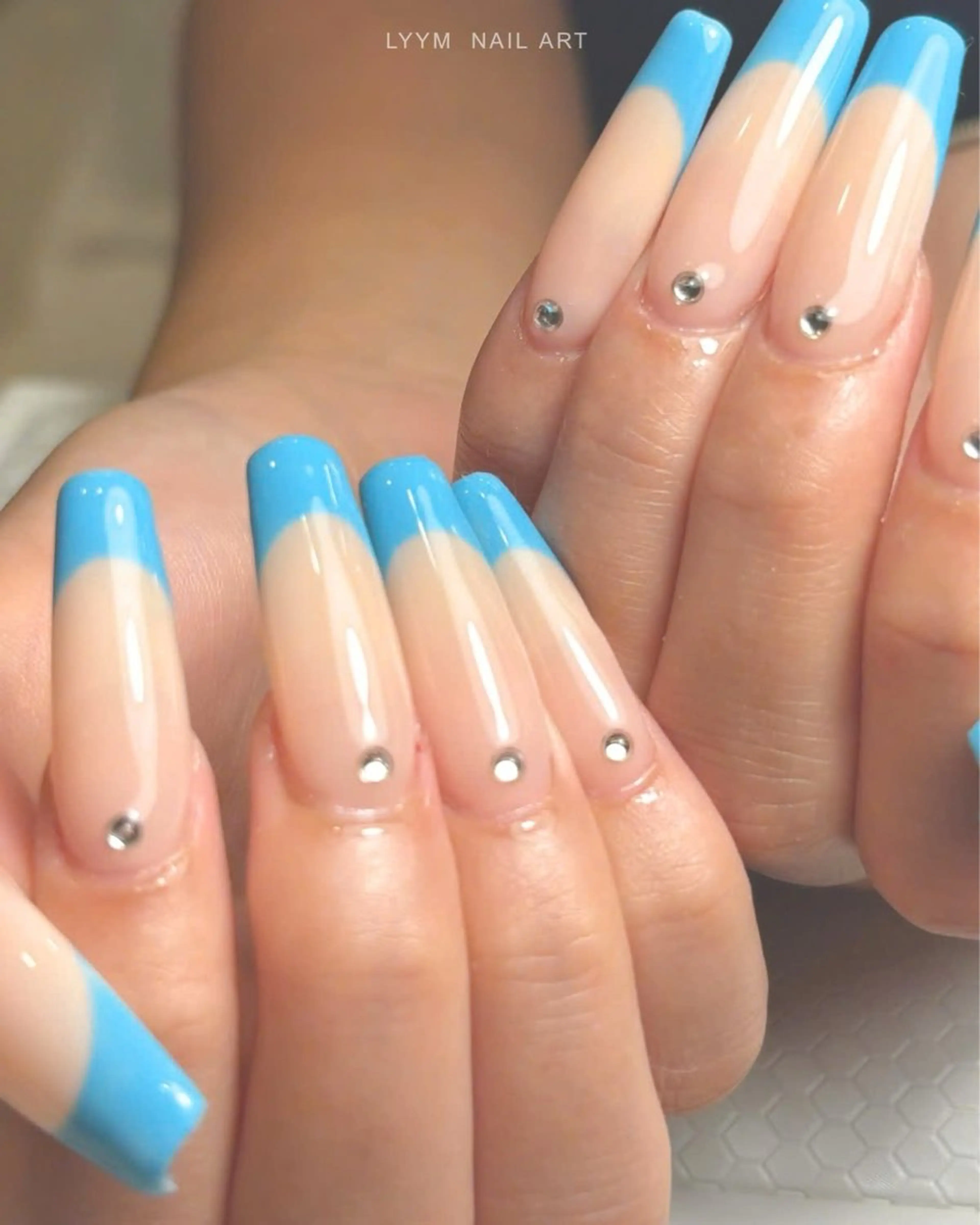 ネイル ブルー フレンチネイル 韓国ネイル ロングネイル ストーンネイル ハンドネイル LYYM Salonのネイルデザイン