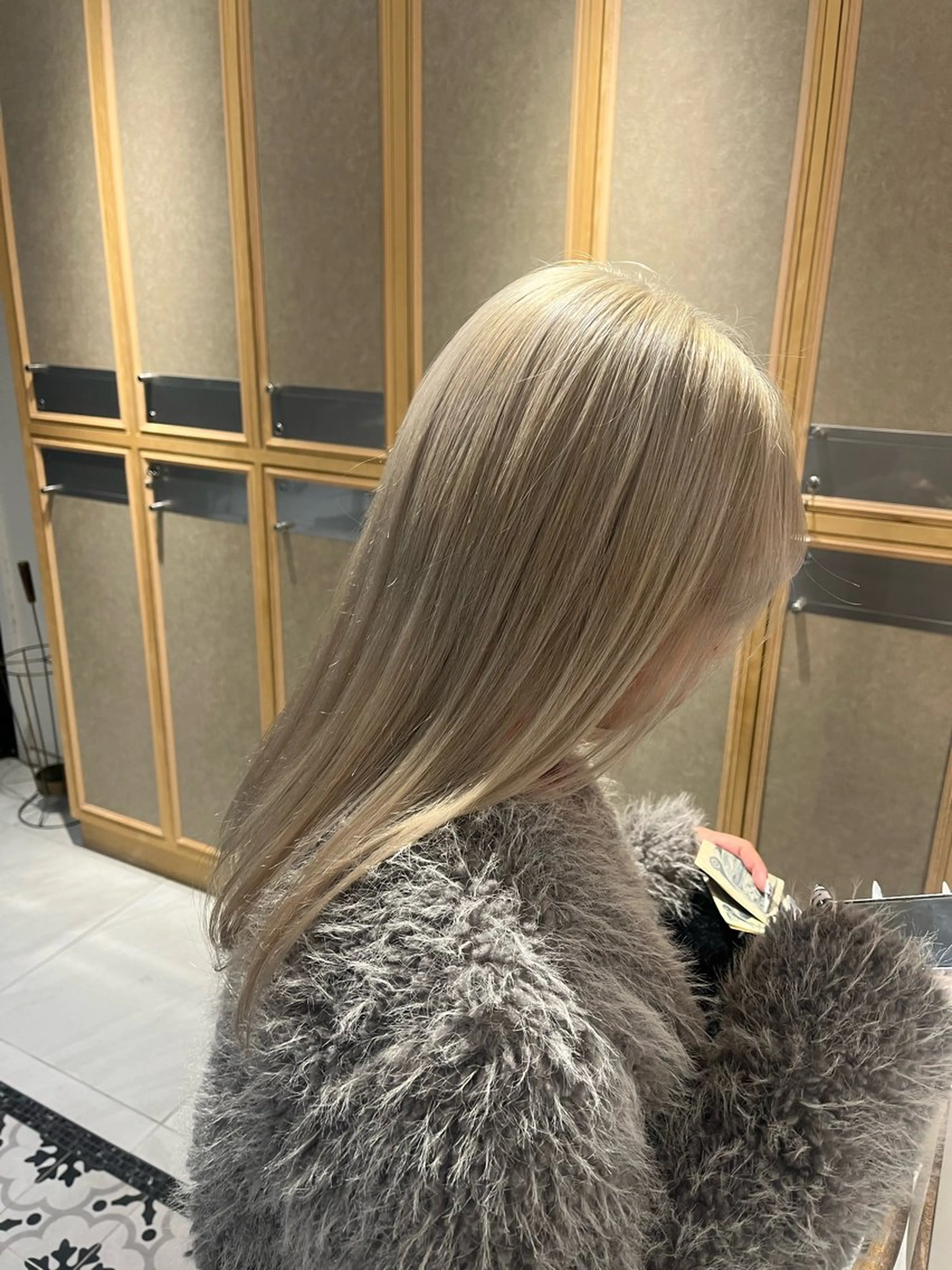 カラー ブリーチ 抜きっぱなしブロンド ブロンド ホワイトブロンド ヘアカラー トリートメント ヘッドスパ ヘアセット miko🪽地毛風/ ハイトーン/レイヤーのヘアスタイル