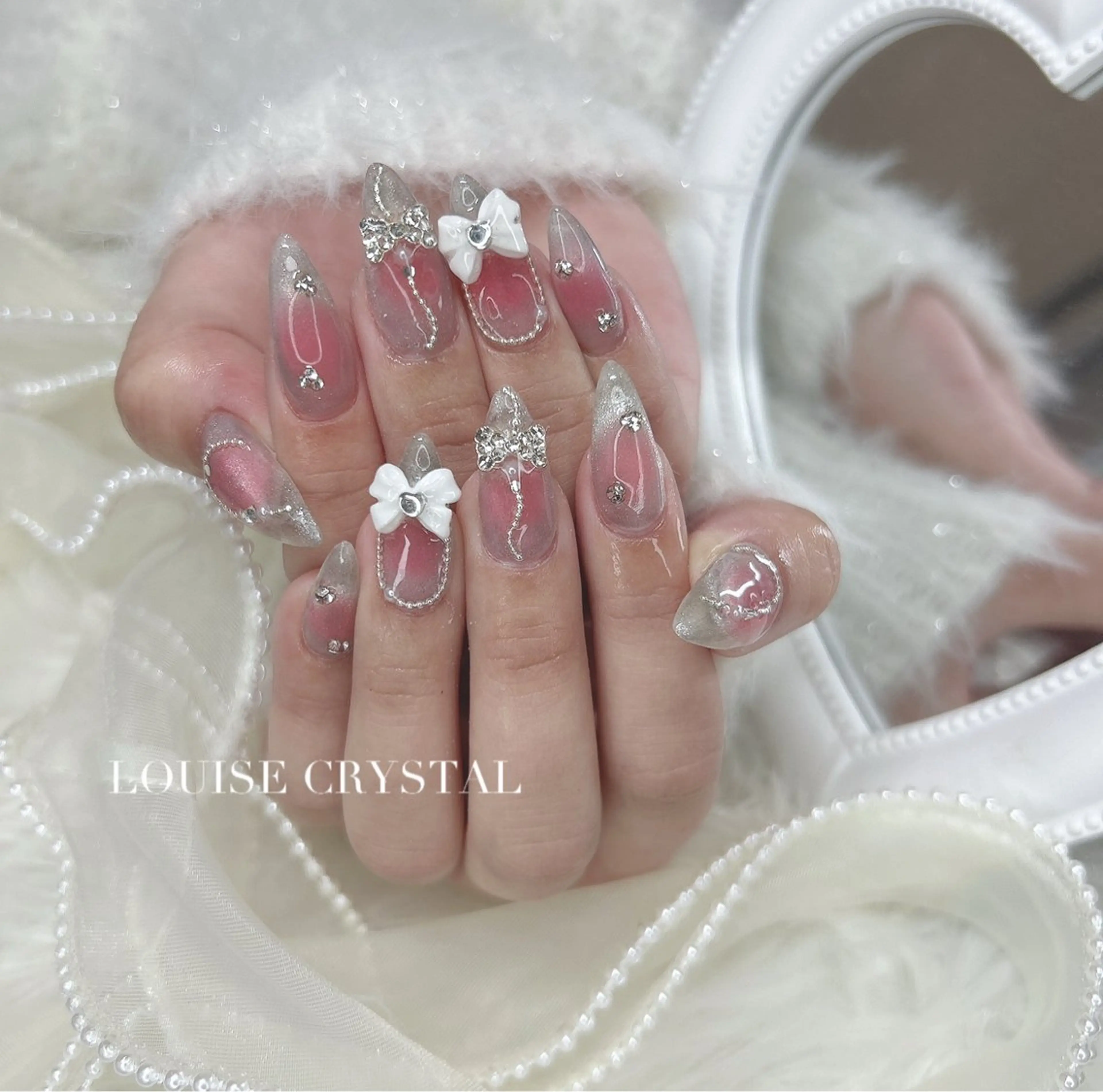 ネイル ハンドネイル LOUISE CRYSTALのネイルデザイン